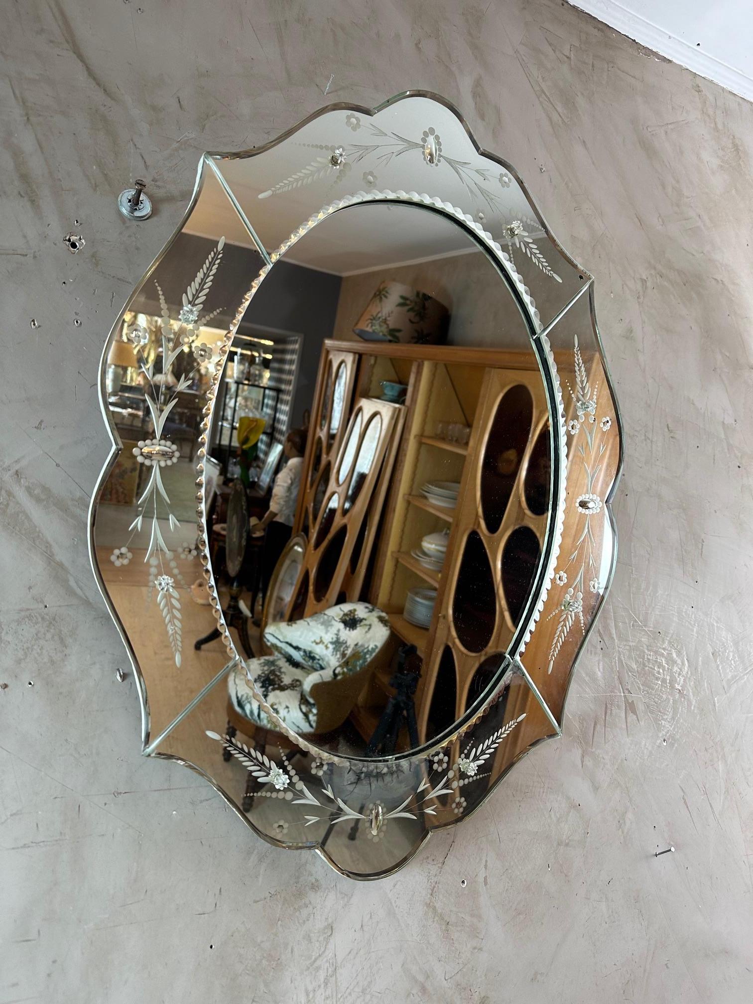 Sehr schöner ovaler venezianischer Spiegel aus den 50er Jahren in sehr gutem Zustand.
Der Spiegel ist mit einer Blumengravur und kleinen Reliefblumen geschmückt.
Patina des Glases auf der Unterseite des Spiegels. Für Liebhaber von eleganten Stücken.