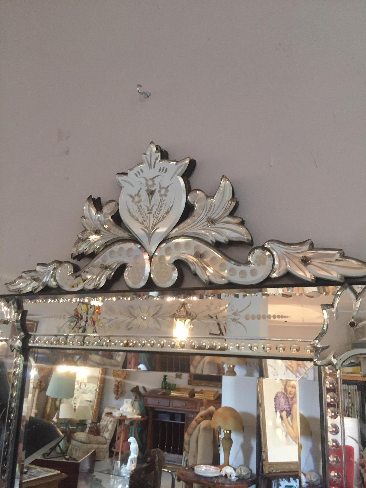 Beautiful 20th century Venitian mirror from the 1950s.
Very nice typical decoration glass, Italian work. Glass details on the top of the mirror.
Engraved glass work.
Just one small flower glass missing on the top right.