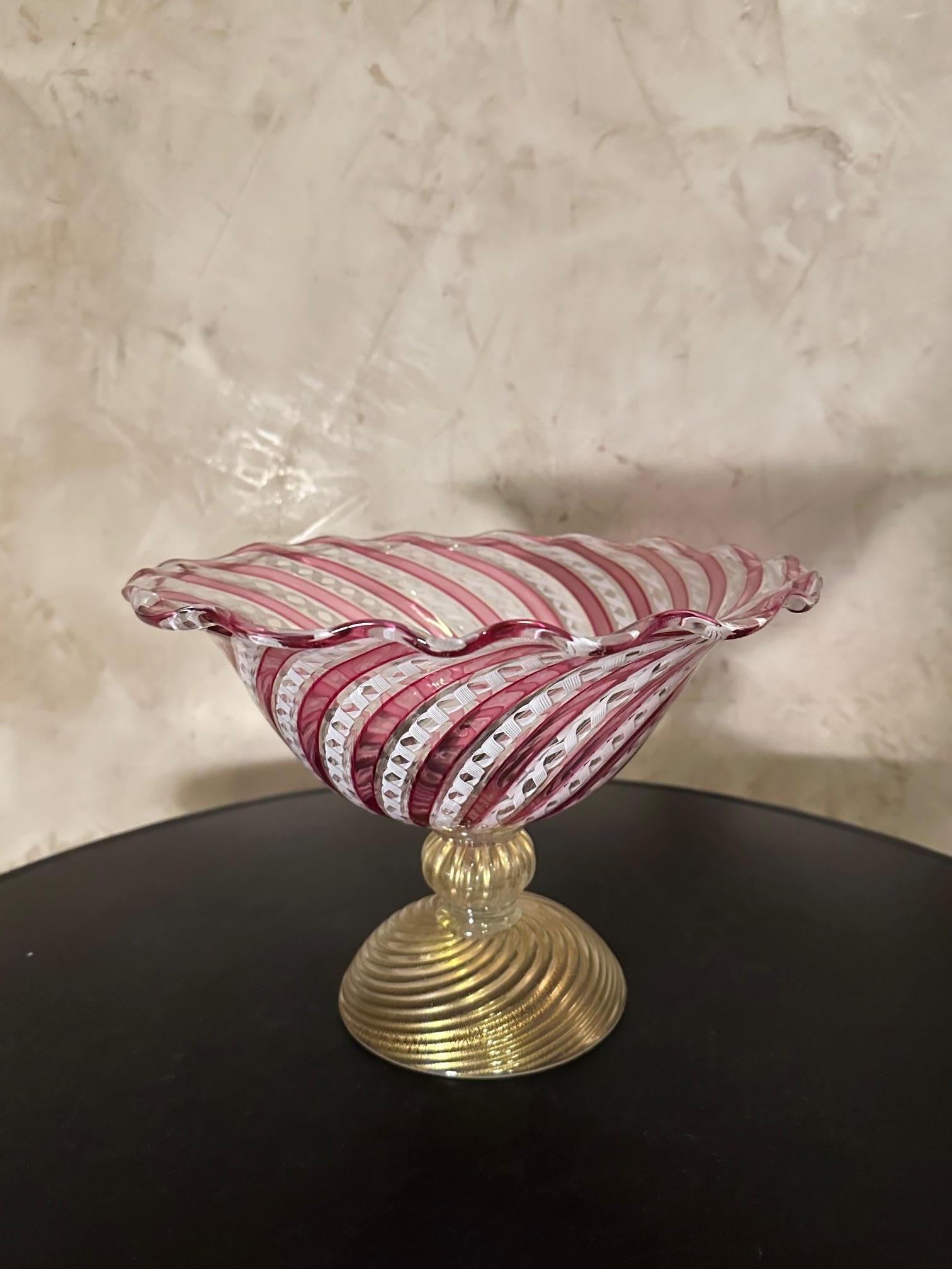 Murano blown glass bowl with 1950s pattern with white and red twists on translucent glass. Twisted ring base decorated with gold sequins. Designer 
