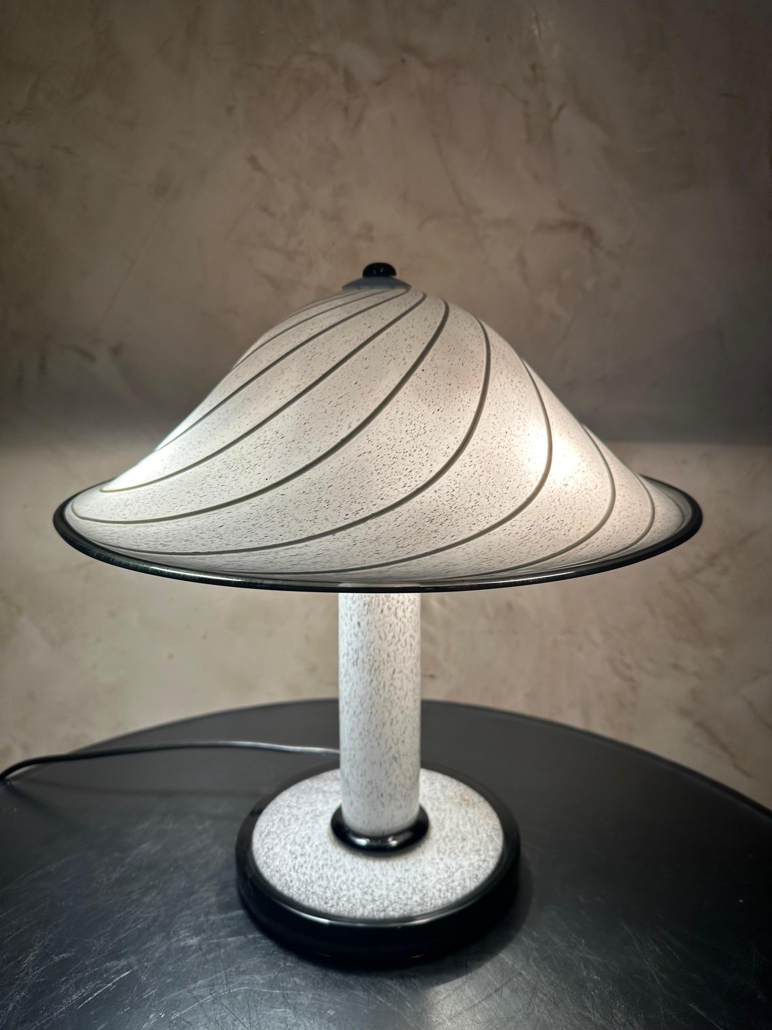 italien Lampe de table en verre Murano vénitien du 20e siècle, années 1950 en vente
