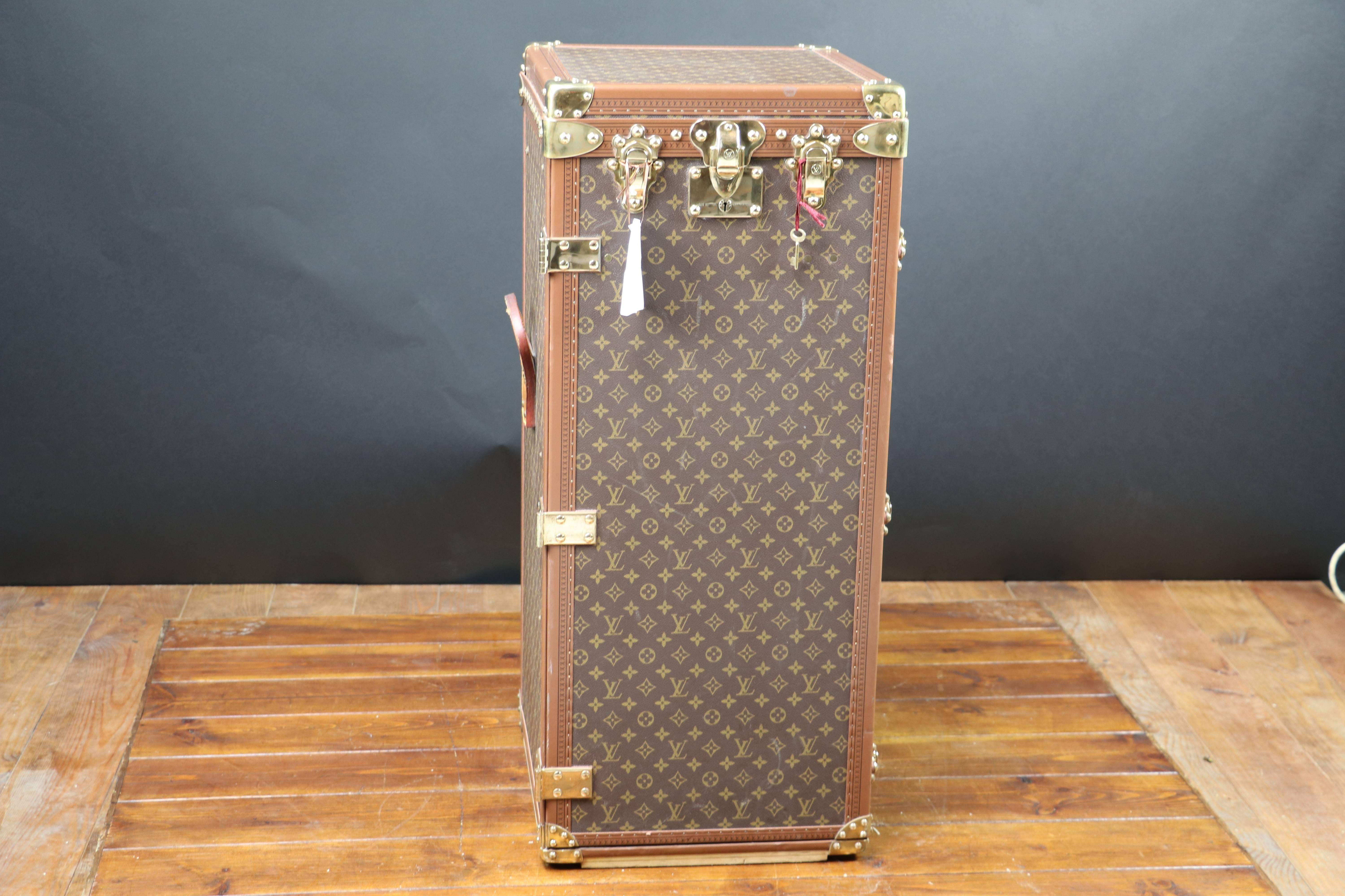 Vintage Louis Vuitton Stokowski desk trunk in very good condition.
The Stokowski desk trunk is regarded as the holy grail in trunk land.

Four trays

The desk itself is covered in brown leather and is in good condition. One original key.