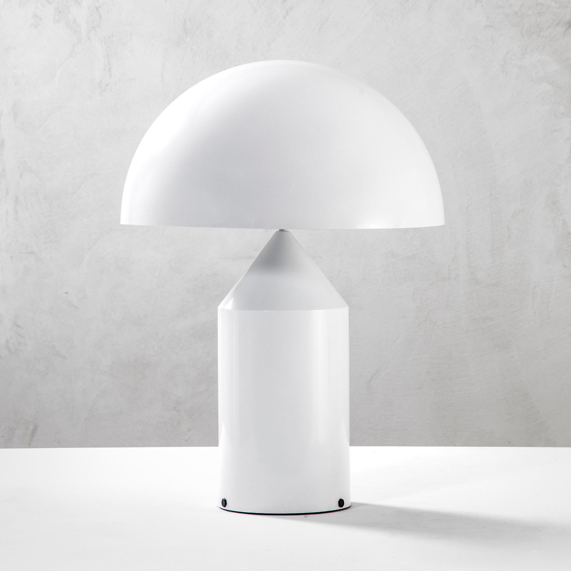 Atollo, depuis de nombreuses années, n'est plus une lampe, ou plutôt, ce n'est pas seulement une lampe.
C'est un mythe, une icône : l'un des symboles les plus acceptés dans le monde du design, l'un des rares produits que tout le monde reconnaît et