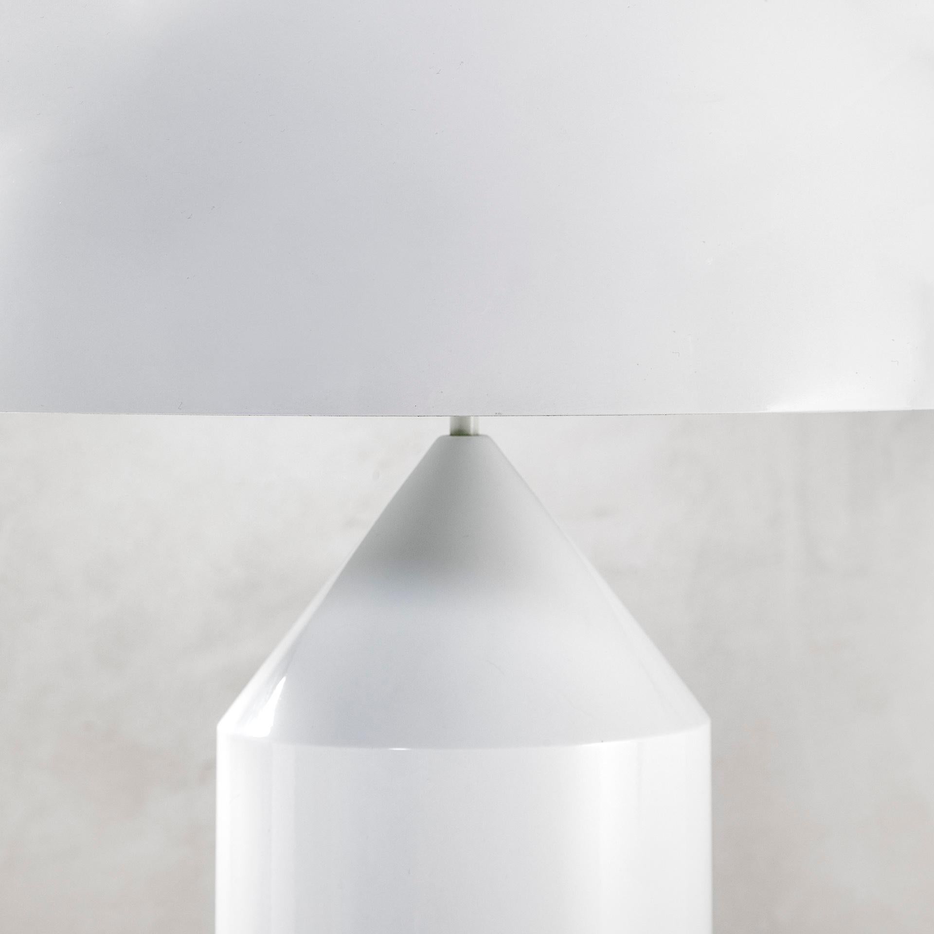 italien Lampe de table « Atollo » de Vico Magistretti pour Oluce du XXe siècle en métal laqué en vente