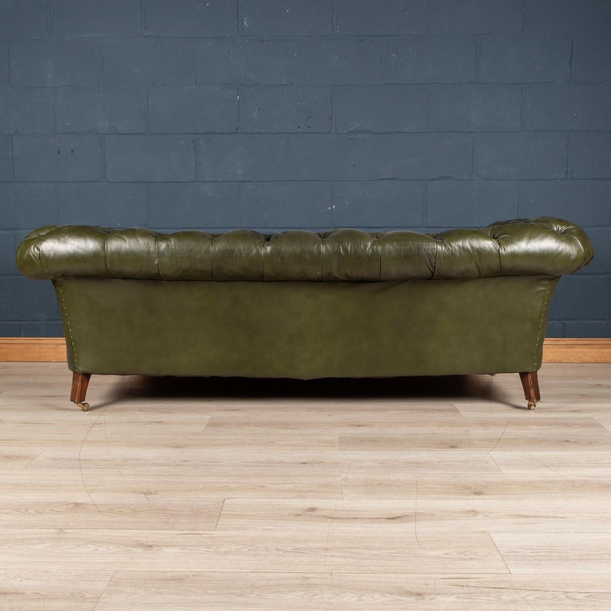 20th Century Victorian Green Leather Chesterfield Sofa, c.1900 In Good Condition In Royal Tunbridge Wells, Kent