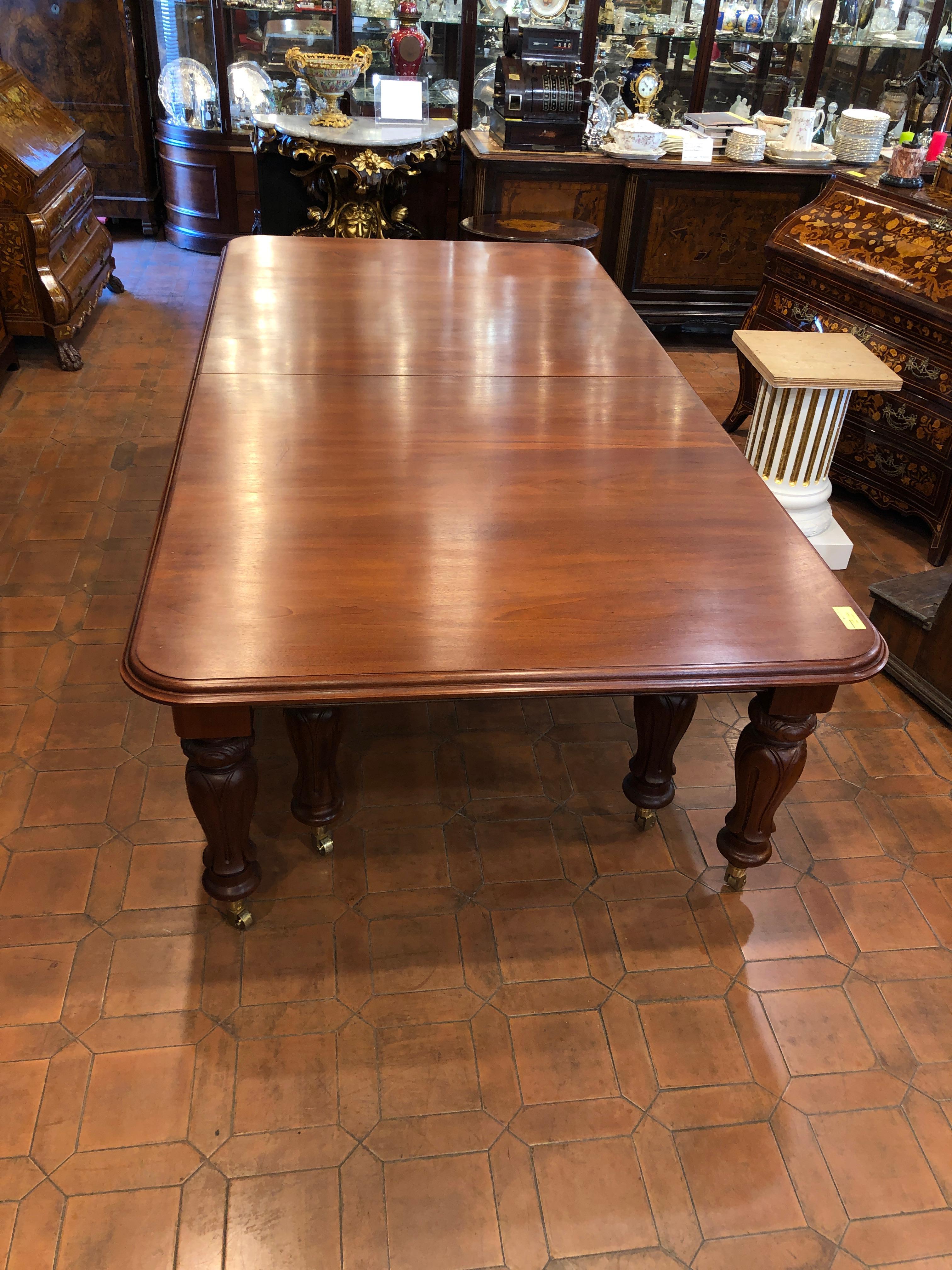 Monumental extendable English table, late Victorian period, circa 1900, extendable up to 10.90m with double screw mechanism on both sides, available an extension (of reproduction), if you can add another 15. (Each of them is about 50 cm). The table