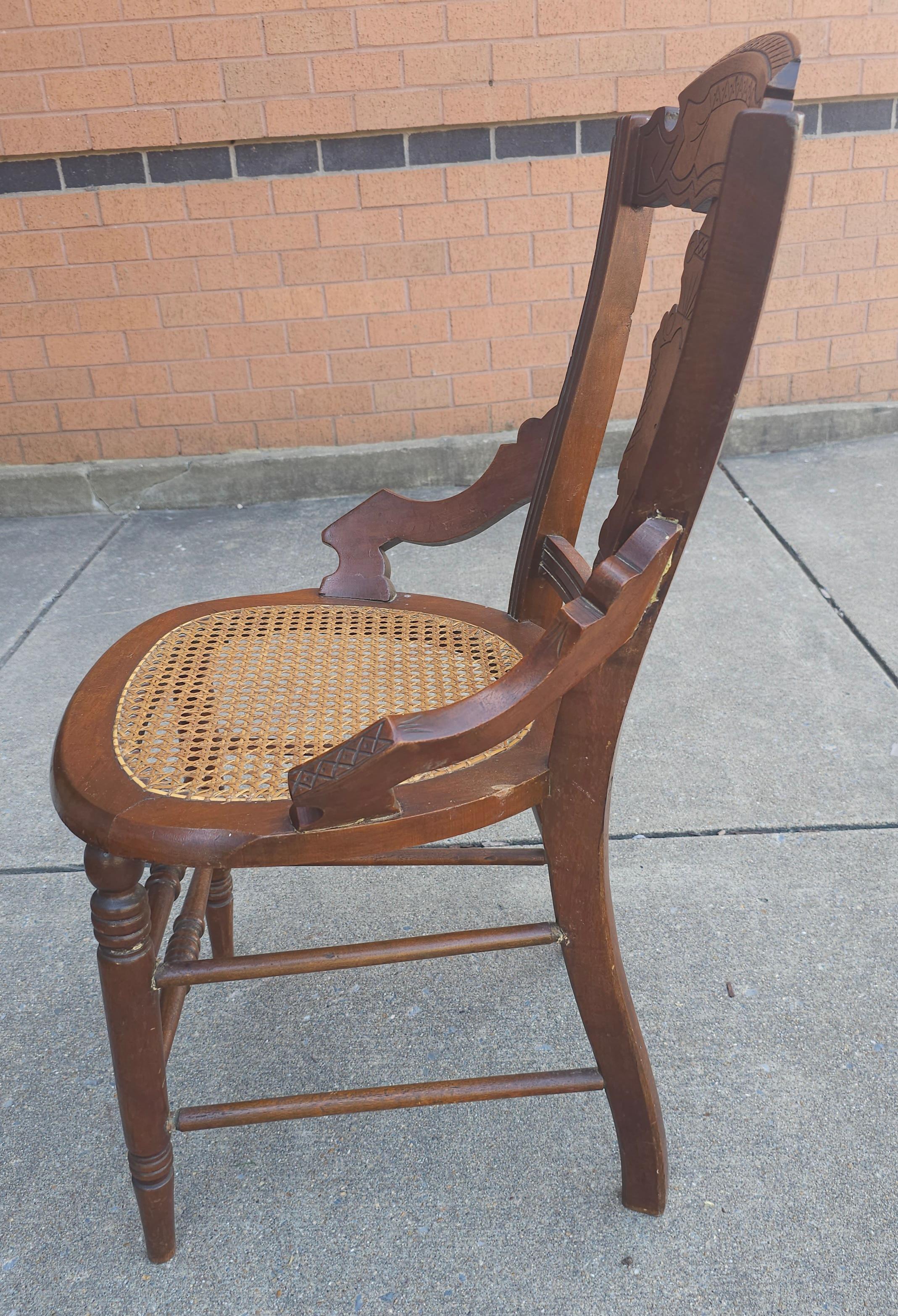 Chaise d'appoint du 20e siècle, de style victorien, en noyer et à assise en rotin.  mesure 20