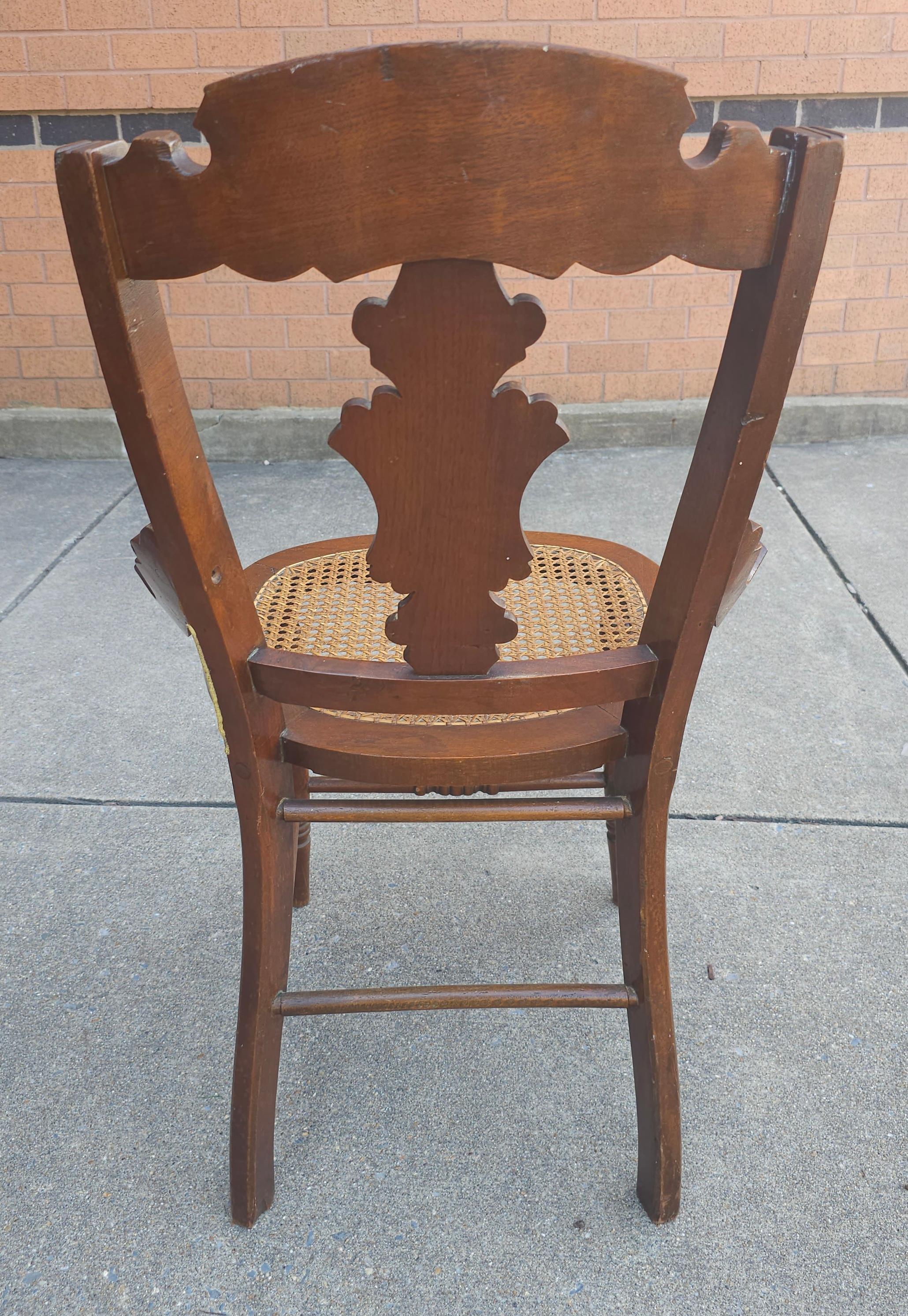 Vannerie 20e siècle Chaise d'appoint en noyer et assise en rotin de style victorien  en vente