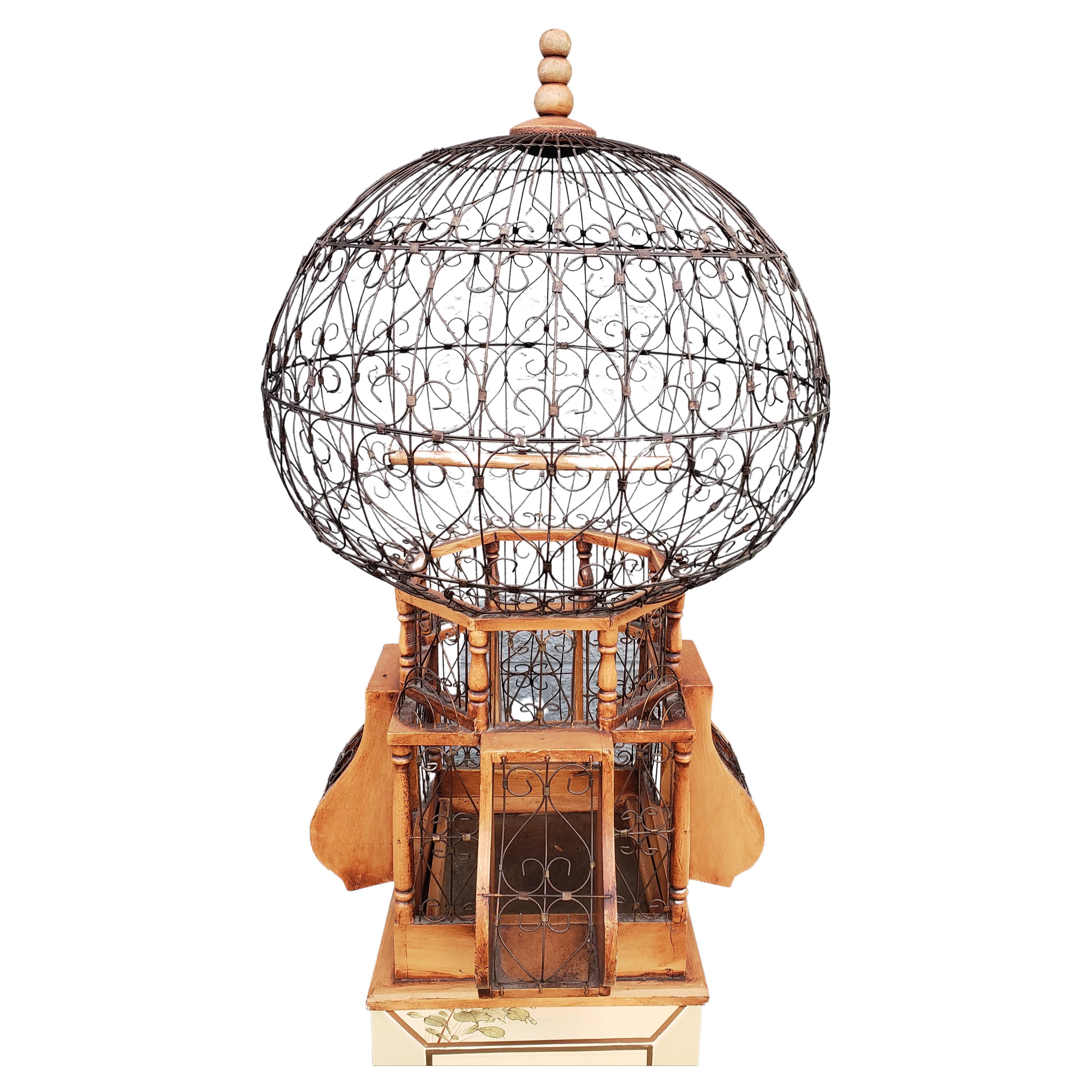 Ferronnerie Cage à oiseaux Balloon de style victorien du 20e siècle en bois et fer en vente
