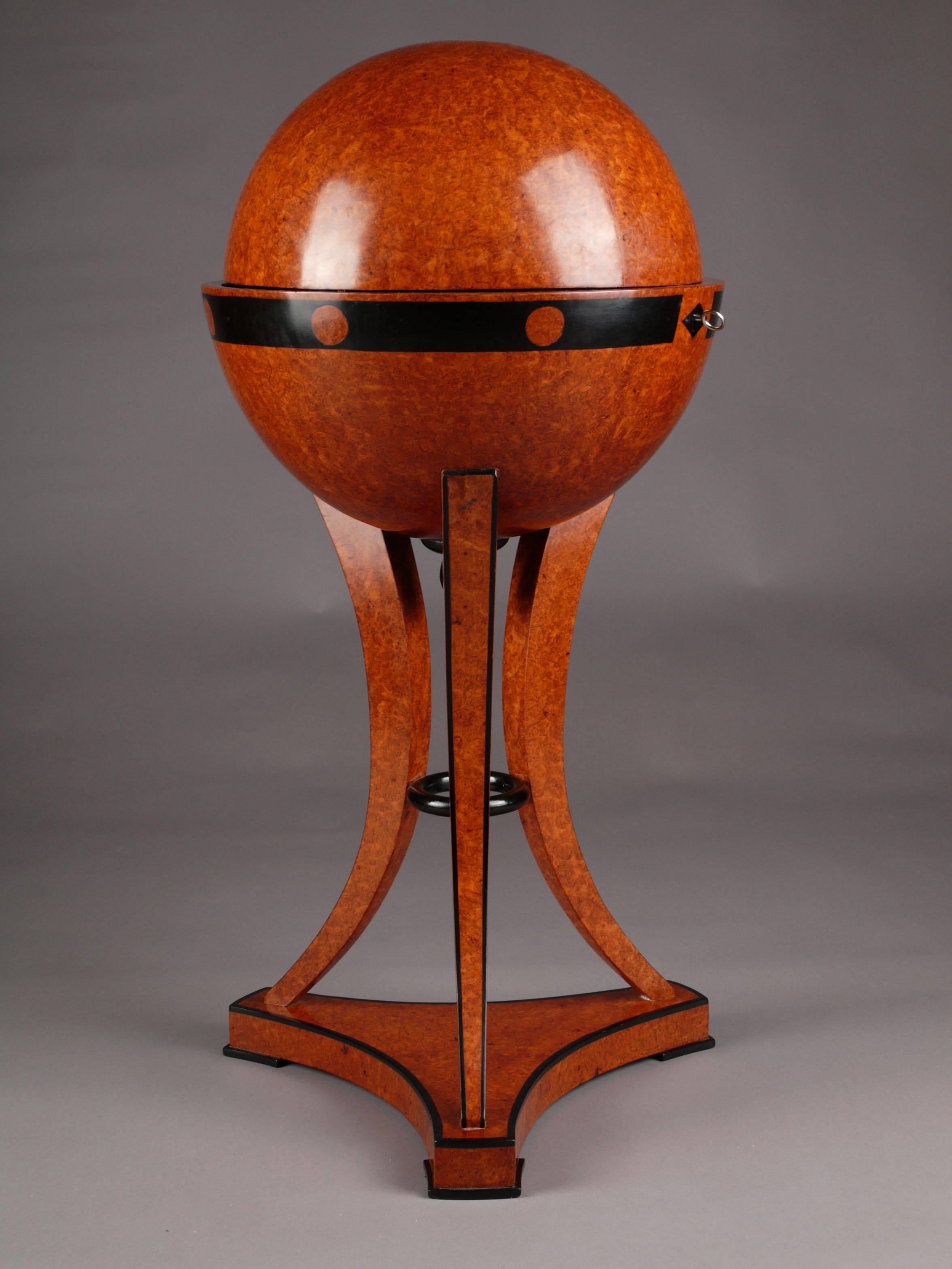 Highly significant globe sewing table in Vienna Biedermeier style.
Bird’s eye maple root veneer on solid beech, partially ebonized.

(G-Sam-44).