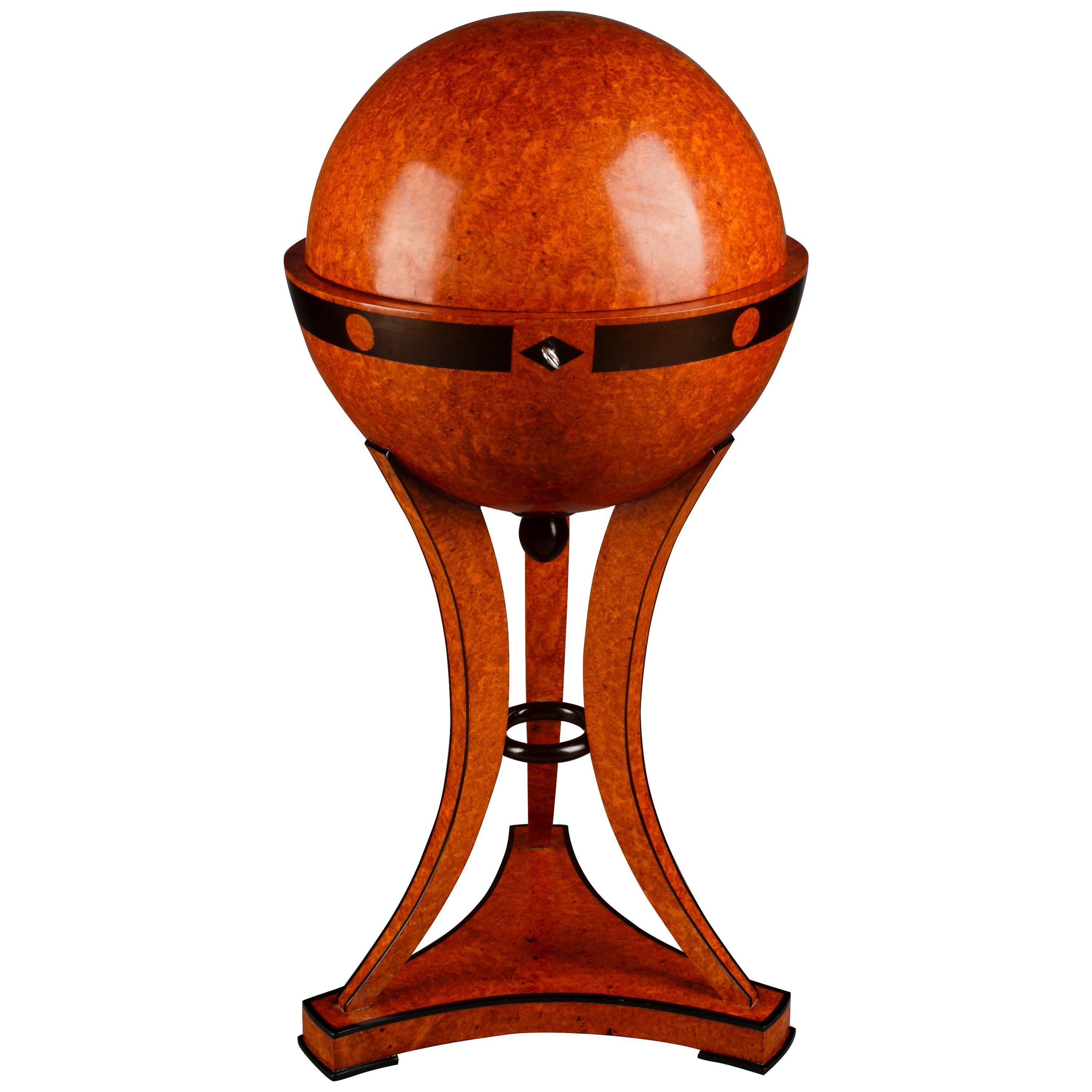 wiener Biedermeier Globe Nähtisch des 20. Jahrhunderts im Angebot