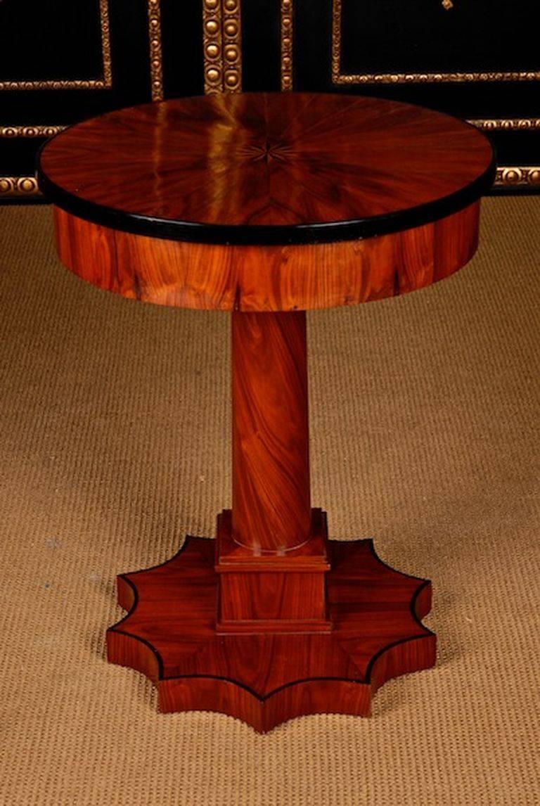 Exceptionally side table in Vienna Biedermeier style.
Exotic palisander on solid pinewood partially ebonized.

(G-Sam-14).
   