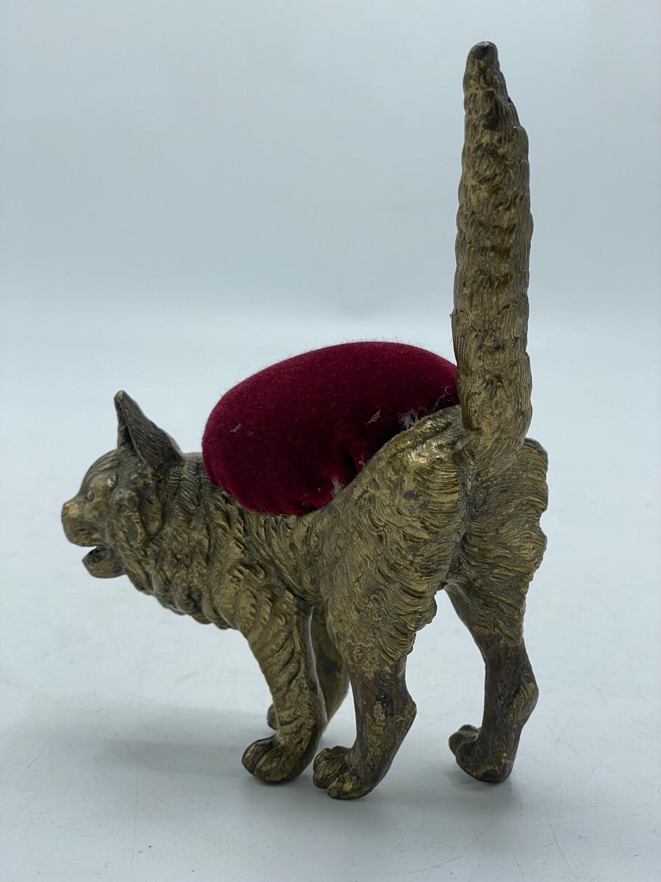                             20th Century Viennese bronze cat pincushion

           Pincushion showing a cat with bristly hair Viennese bronze with red 
     velvet, figure of the Early 20th century, perfect for collectors of Viennese 
             