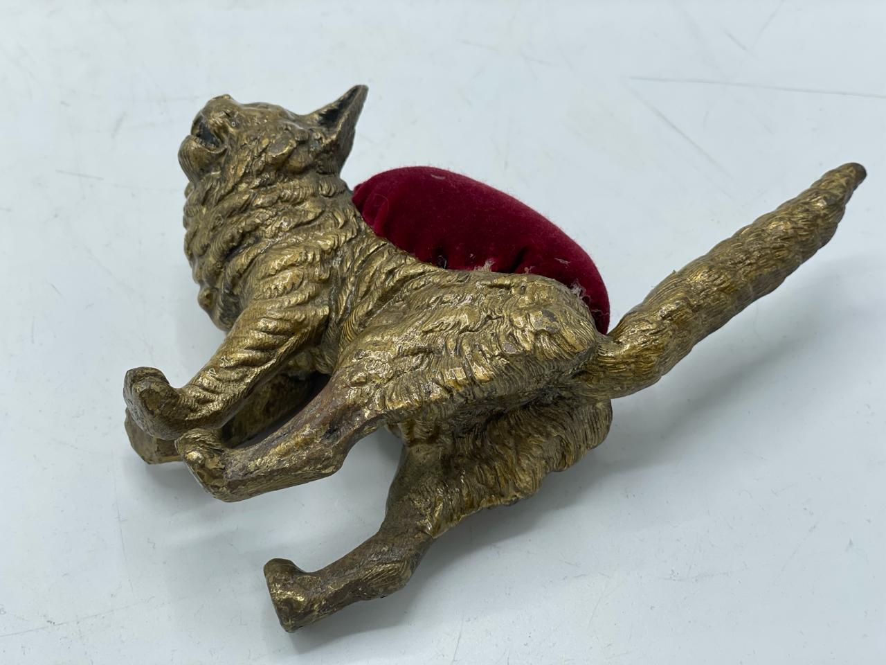 Wiener Bronze-Katzen-Nadelkissen aus dem 20. (Graviert) im Angebot