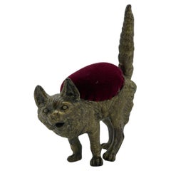 Alfiletero de bronce vienés del siglo XX para gatos