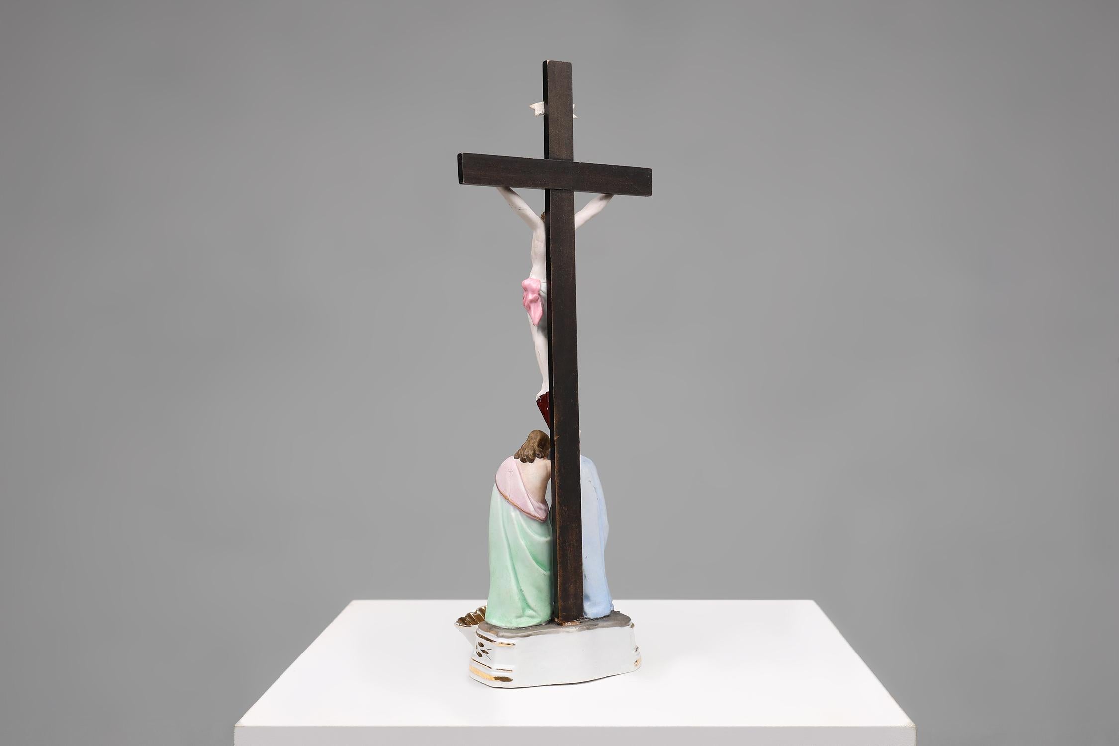 20e siècle Vieux Andenne Belgique Bénitier en porcelaine avec crucifix en vente 3