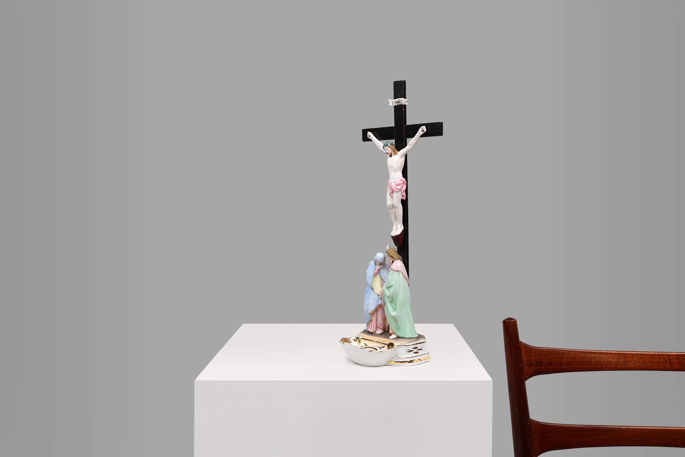 Belgique / 1950 / Bénitier / porcelaine, bois / Baroque / Milieu du siècle / Vintage

Vieux Andenne Belgium Bénitier en porcelaine avec crucifix des années 1950, Belgique. Cette délicate statue est un bon exemple de la tradition du Vieux Andenne,