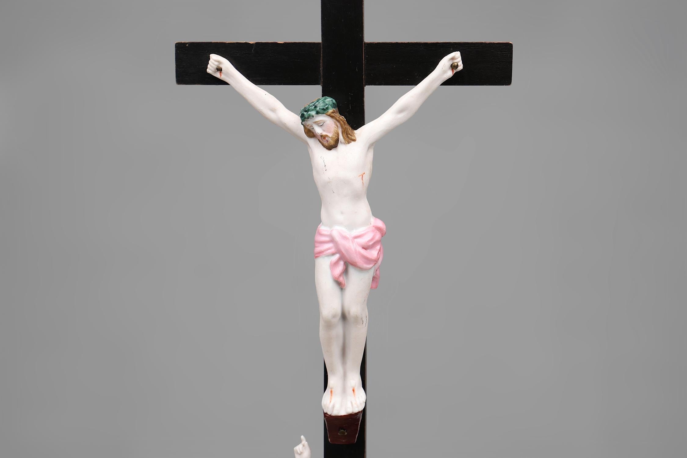 Baroque 20e siècle Vieux Andenne Belgique Bénitier en porcelaine avec crucifix en vente