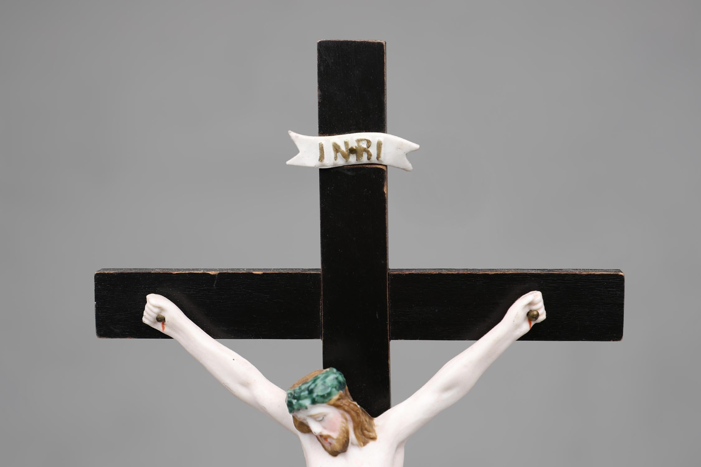 Belge 20e siècle Vieux Andenne Belgique Bénitier en porcelaine avec crucifix en vente