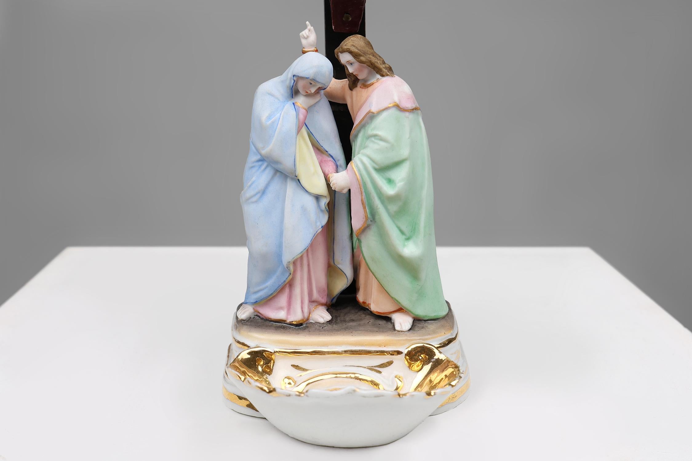 20e siècle Vieux Andenne Belgique Bénitier en porcelaine avec crucifix Bon état - En vente à Meulebeke, BE