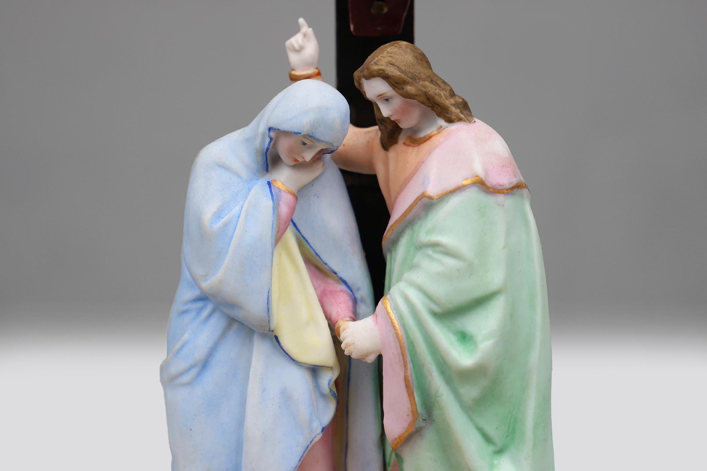 Milieu du XXe siècle 20e siècle Vieux Andenne Belgique Bénitier en porcelaine avec crucifix en vente