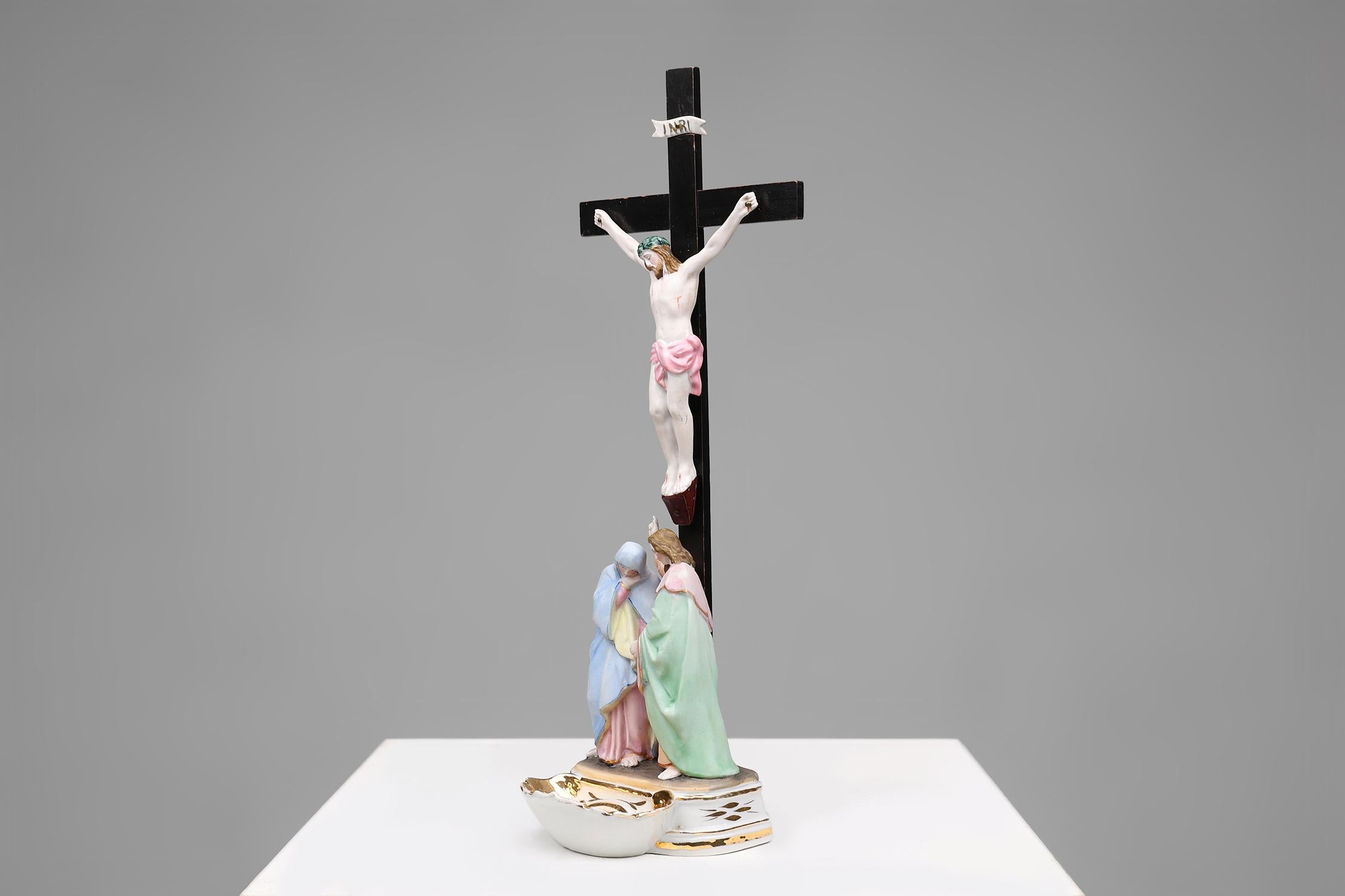 Porcelaine 20e siècle Vieux Andenne Belgique Bénitier en porcelaine avec crucifix en vente