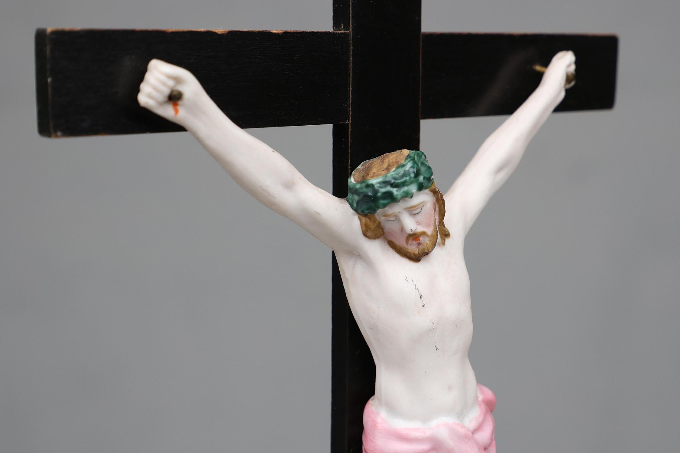 20e siècle Vieux Andenne Belgique Bénitier en porcelaine avec crucifix en vente 2