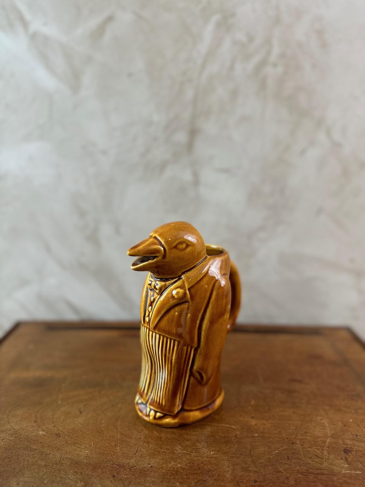 Magnifique pichet vintage en céramique émaillée représentant un corbeau habillé en homme.
Signé sous 
