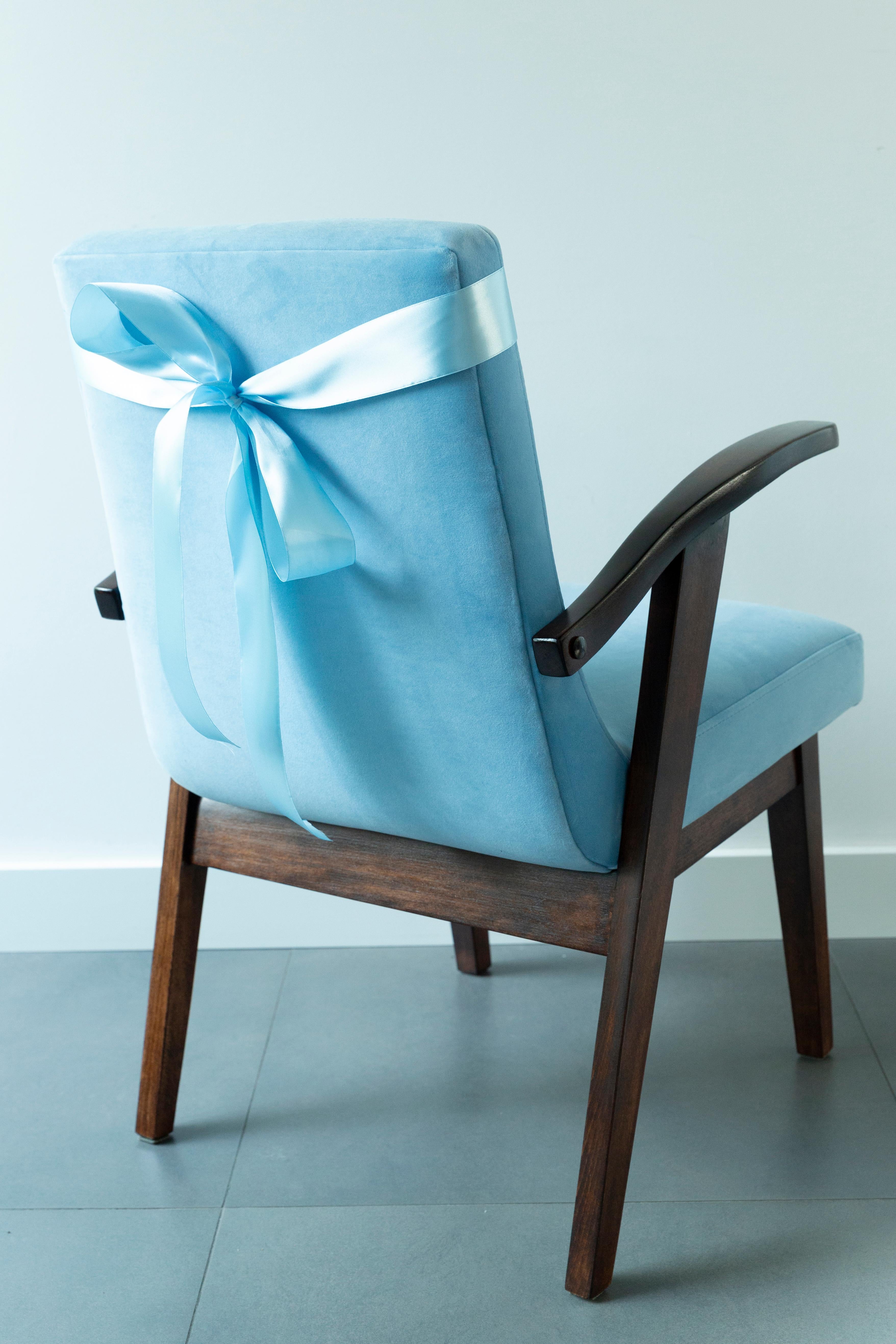 Poltrona vintage del XX secolo in velluto blu baby di Mieczyslaw Puchala, anni '60 in vendita 7