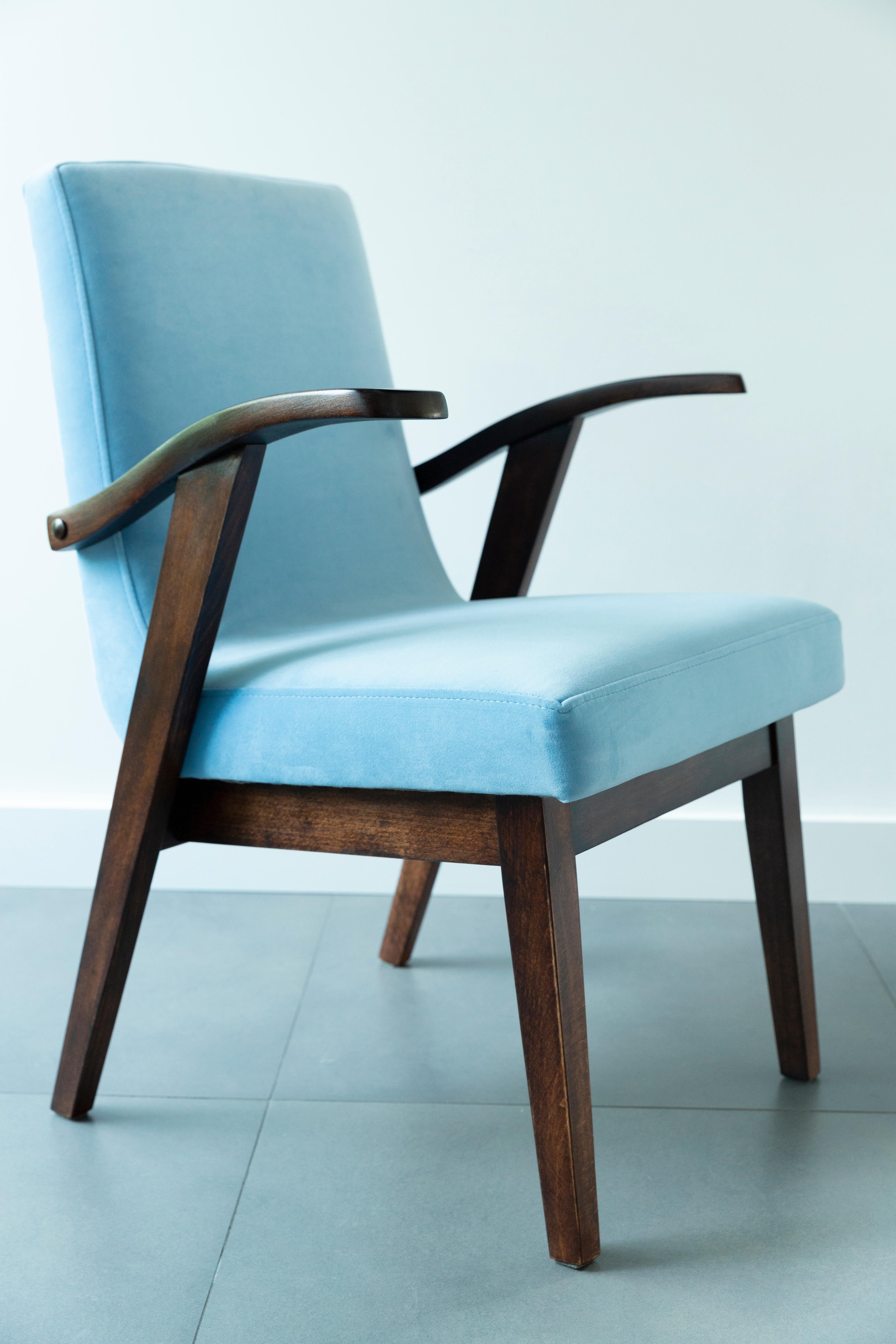 Tessile Poltrona vintage del XX secolo in velluto blu baby di Mieczyslaw Puchala, anni '60 in vendita