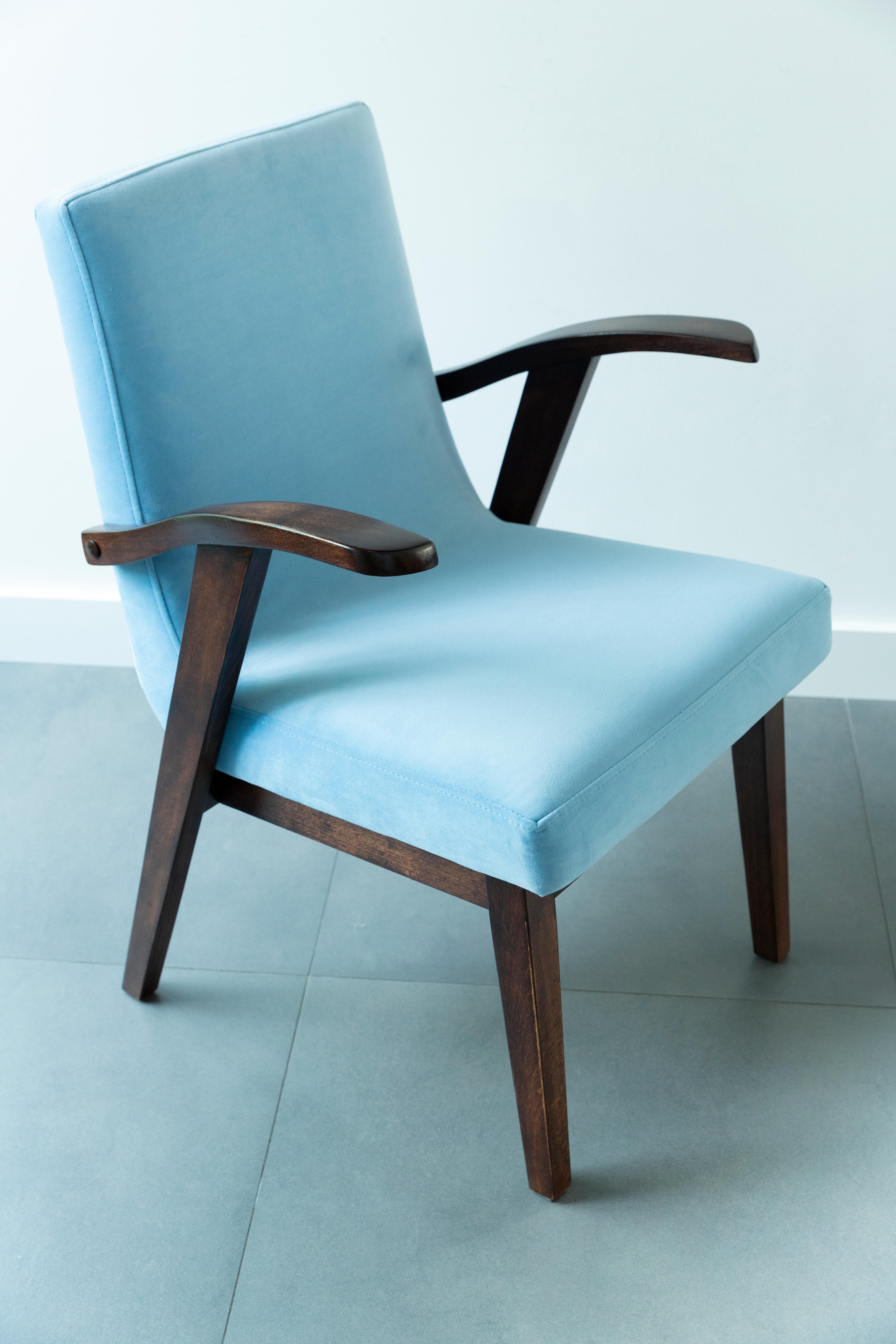 Poltrona vintage del XX secolo in velluto blu baby di Mieczyslaw Puchala, anni '60 in vendita 1
