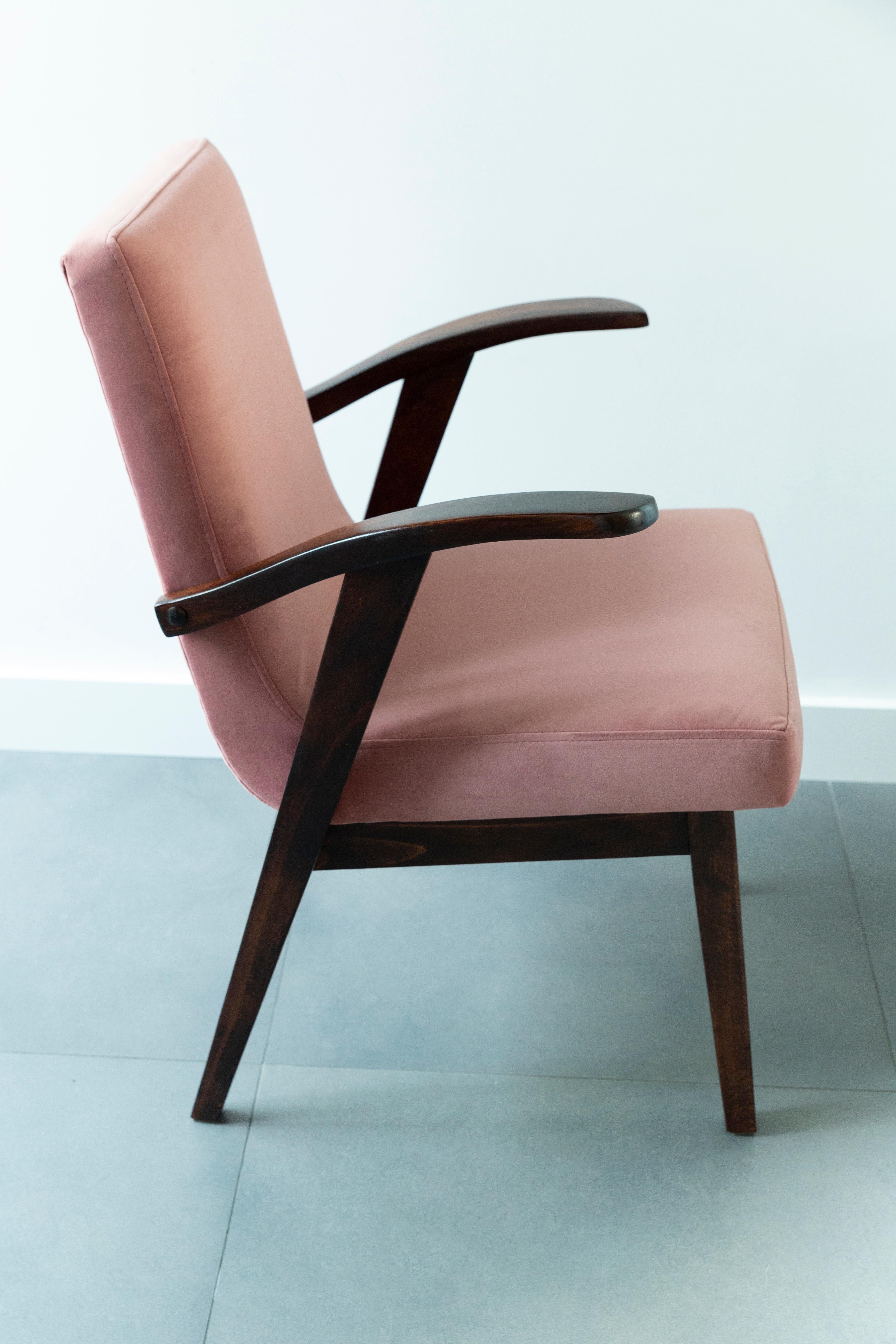 20th Century Vintage Armchair in Dusty Pink Velvet by Mieczyslaw Puchala, 1960s For Sale 4