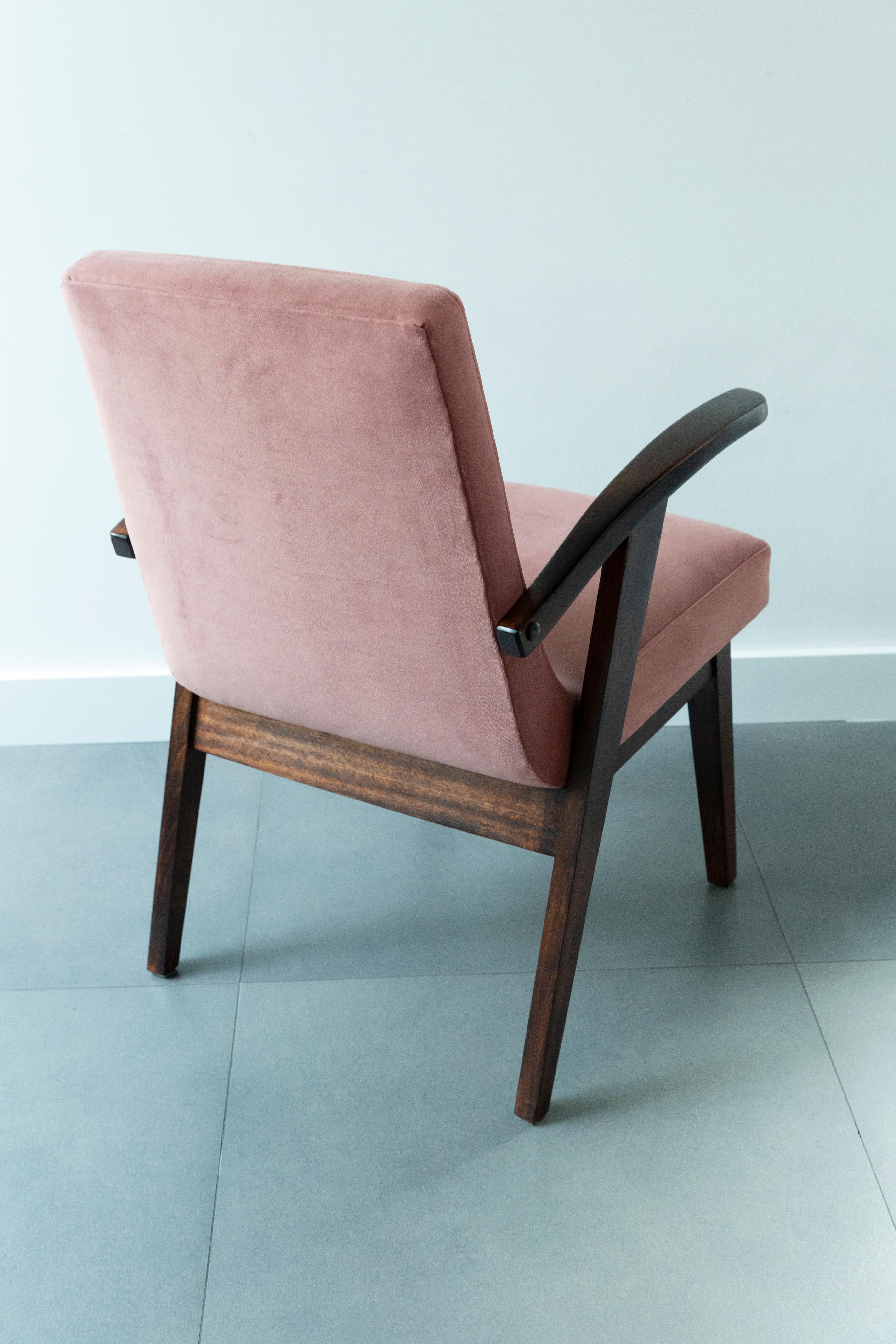 20th Century Vintage Armchair in Dusty Pink Velvet by Mieczyslaw Puchala, 1960s For Sale 5