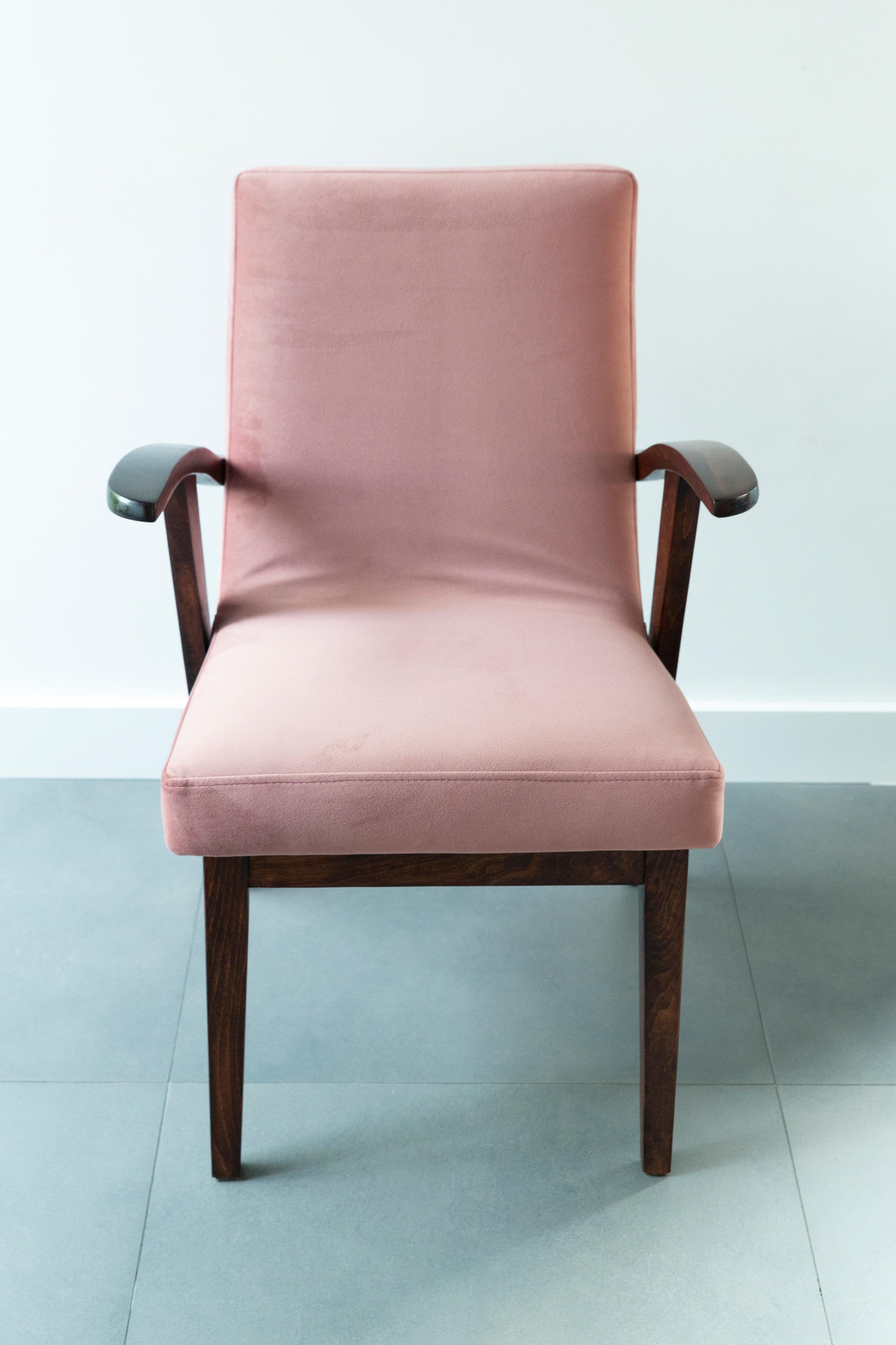 20th Century Vintage Armchair in Dusty Pink Velvet by Mieczyslaw Puchala, 1960s For Sale 1