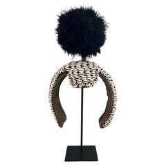 Tocado bamileke vintage del siglo XX montado sobre soporte