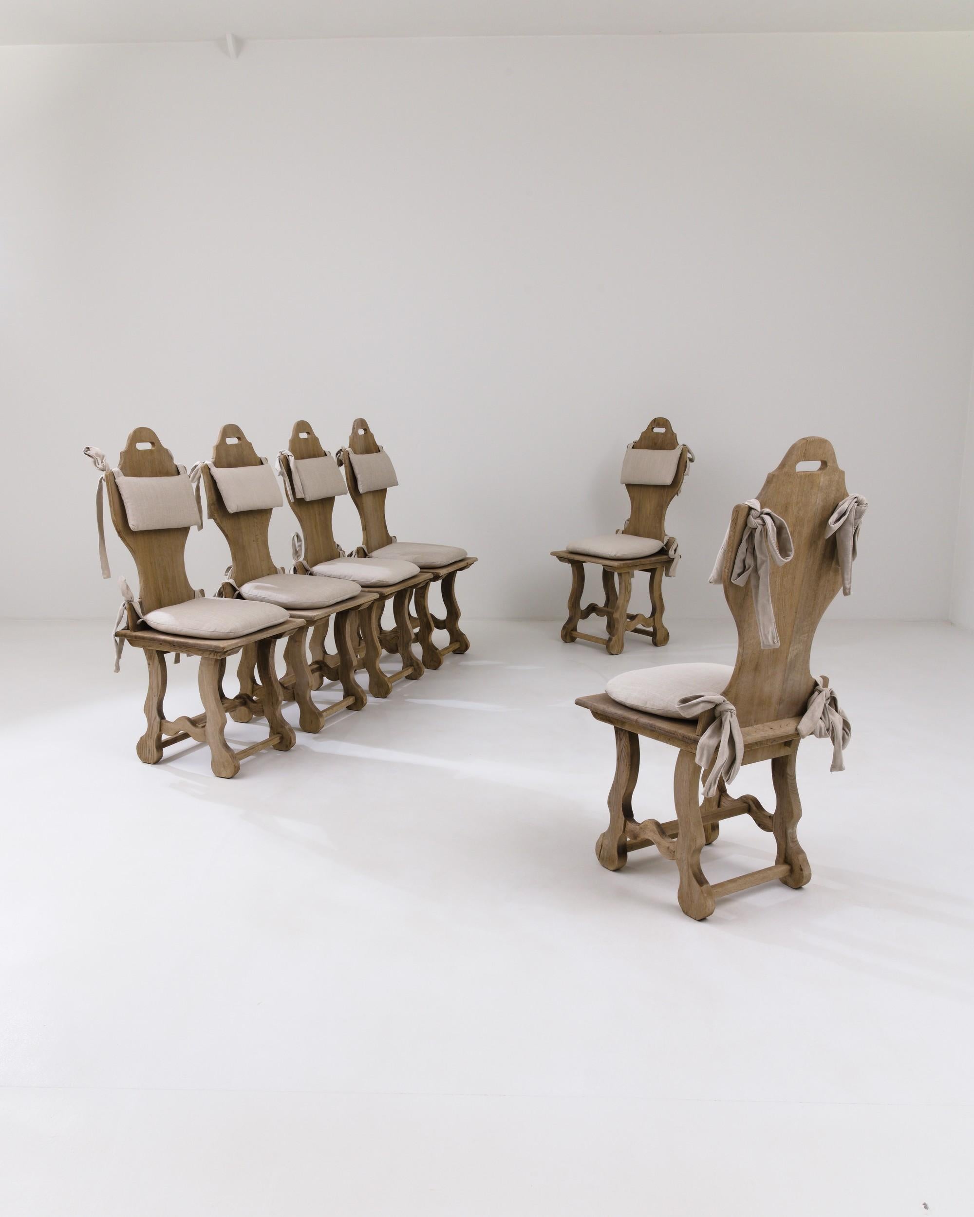 Ensemble de chaises de salle à manger vintage en bois avec coussins d'assise et de dossier, fabriquées en Belgique au 20e siècle. Légères et aérées, mais solidement construites, ces chaises de salle à manger aux formes curieuses et au charme