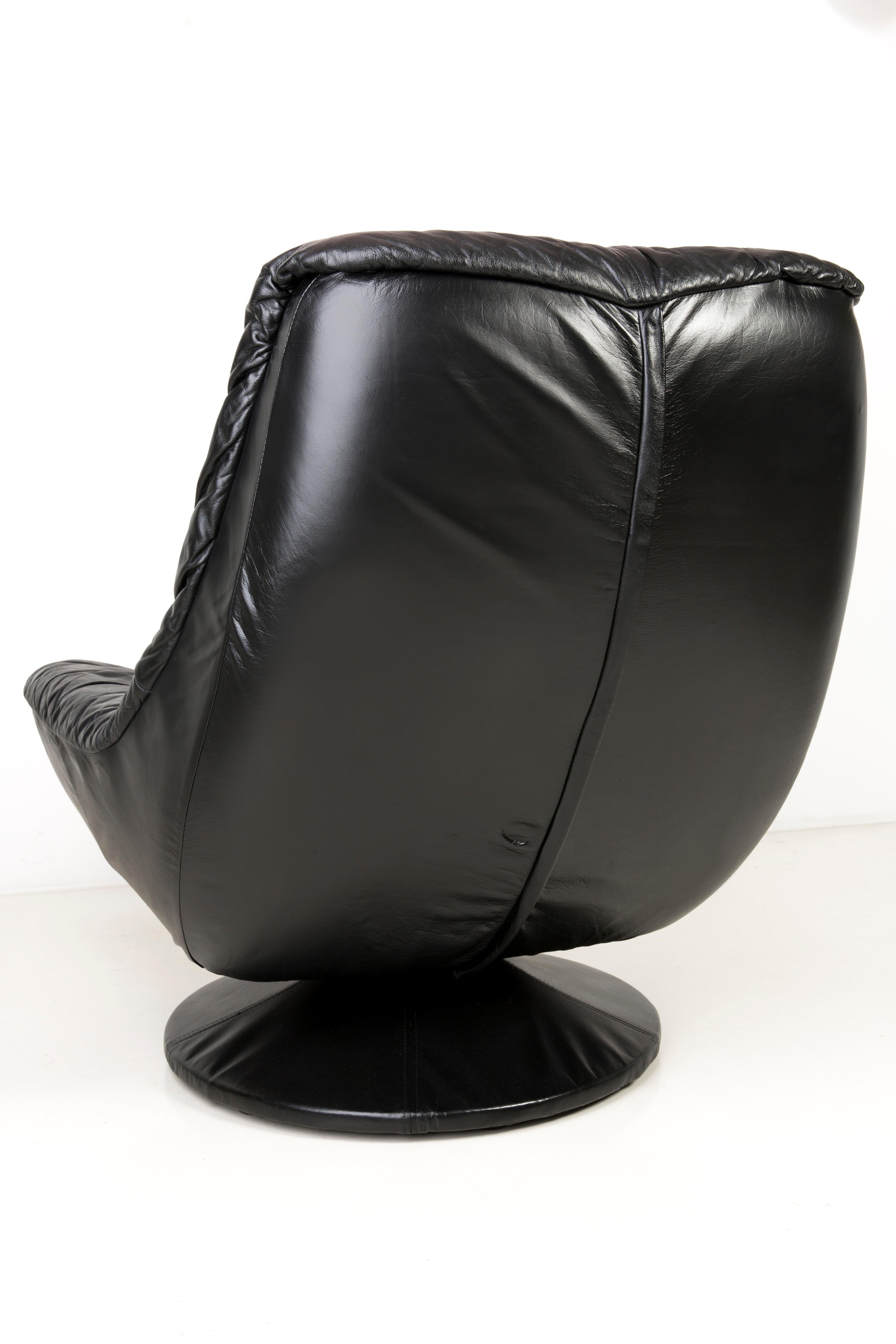 Polish 20th Century Vintage Black Soft Leather Swivel Armchair, Italy, 1960s For Sale