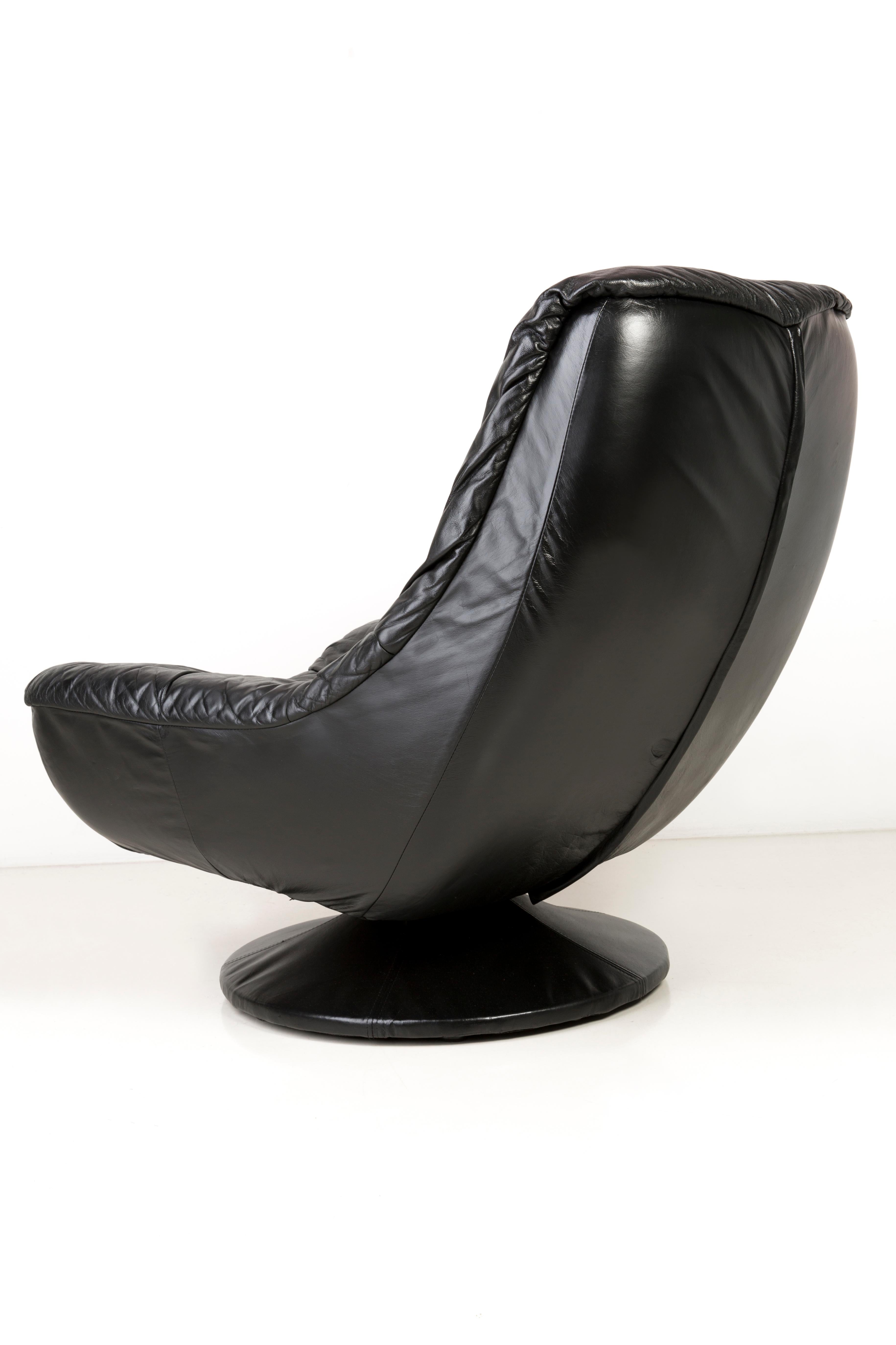 Hand-Crafted 20th Century Vintage Black Soft Leather Swivel Armchair, Italy, 1960s For Sale