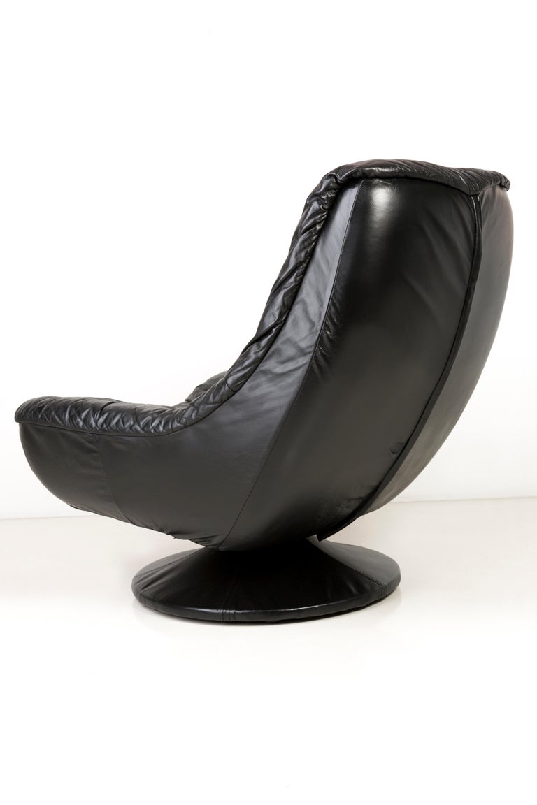 20th Century Vintage Black Soft Leather Swivel Armchair, Italy, 1960s For Sale 1