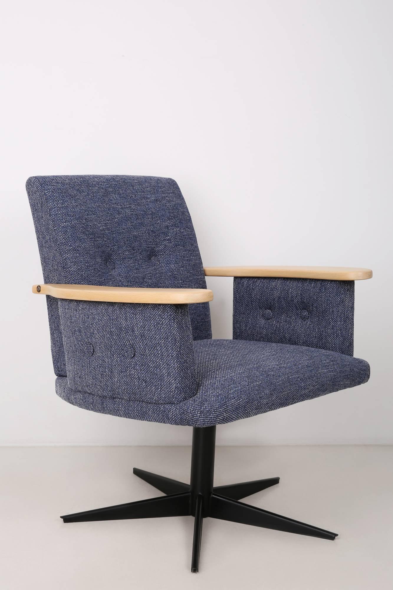 Drehsessel aus den 1960er Jahren, hergestellt in der schlesischen Möbelfabrik in Swiebodzin, absolut origineller und einzigartiger Sessel.

Der Sessel wurde einer gründlichen Renovierung unterzogen:
- Metallelemente wurden geschliffen und mit