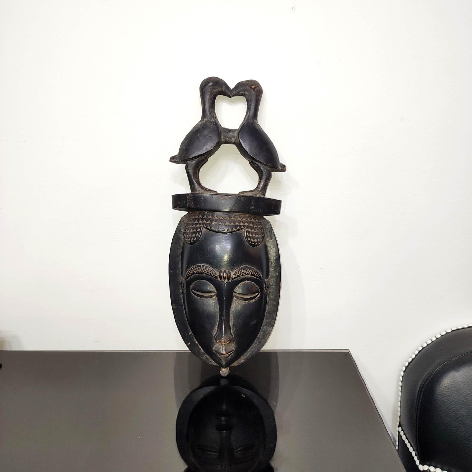 Masque vintage en bois sculpté du 20ème siècle, artisanat africain Bon état à Bochum, NRW