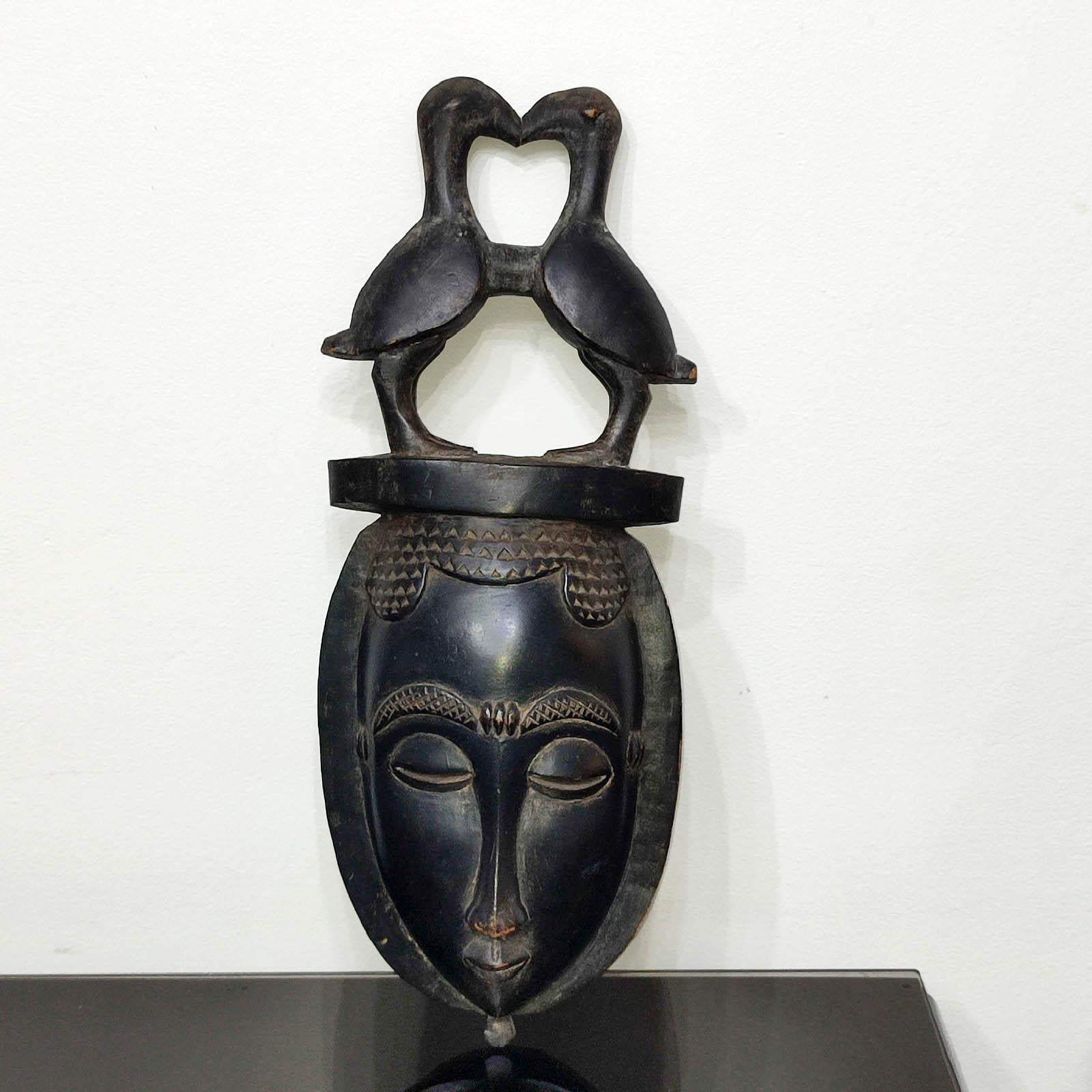 Fin du 20e siècle Masque vintage en bois sculpté du 20ème siècle, artisanat africain