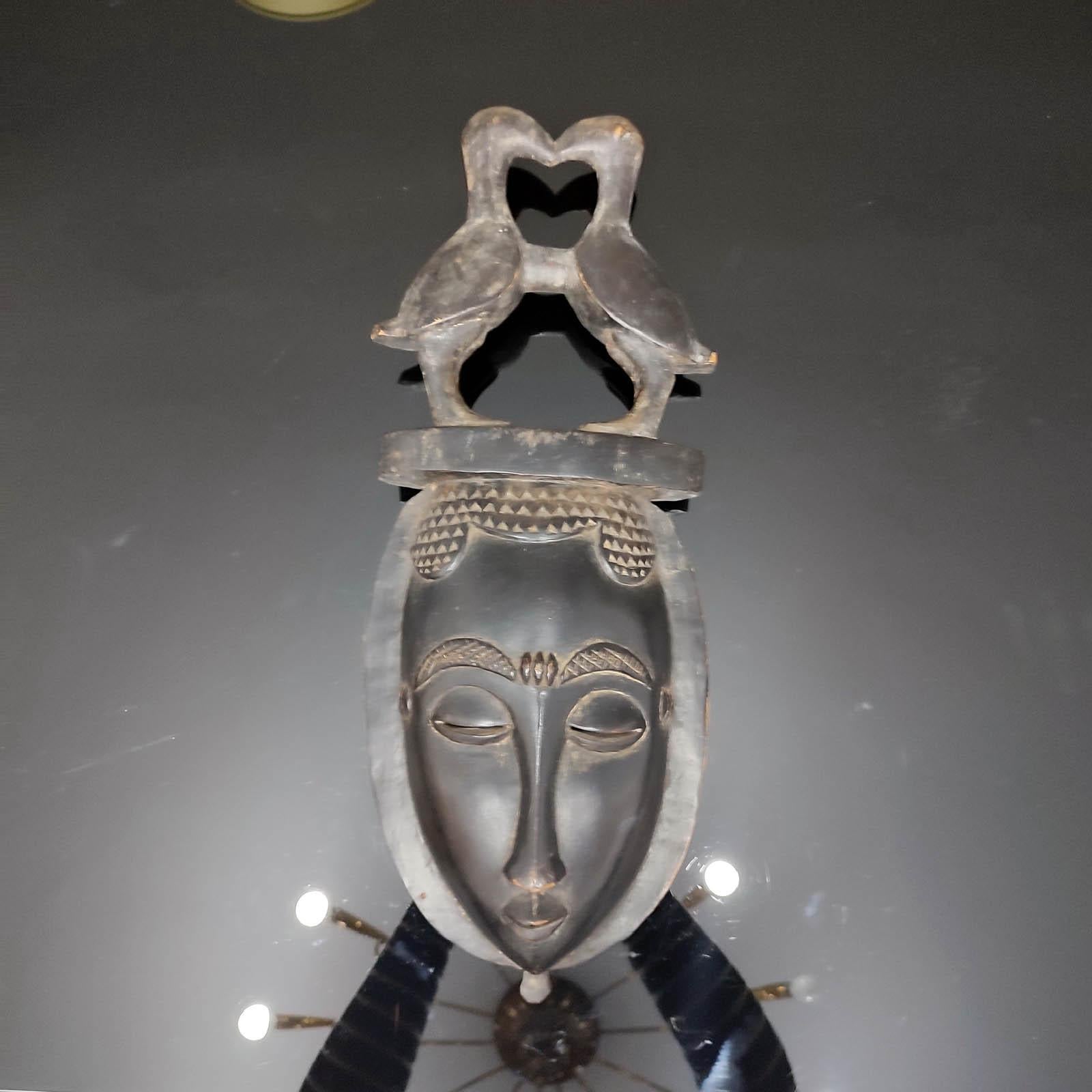 Bois Masque vintage en bois sculpté du 20ème siècle, artisanat africain