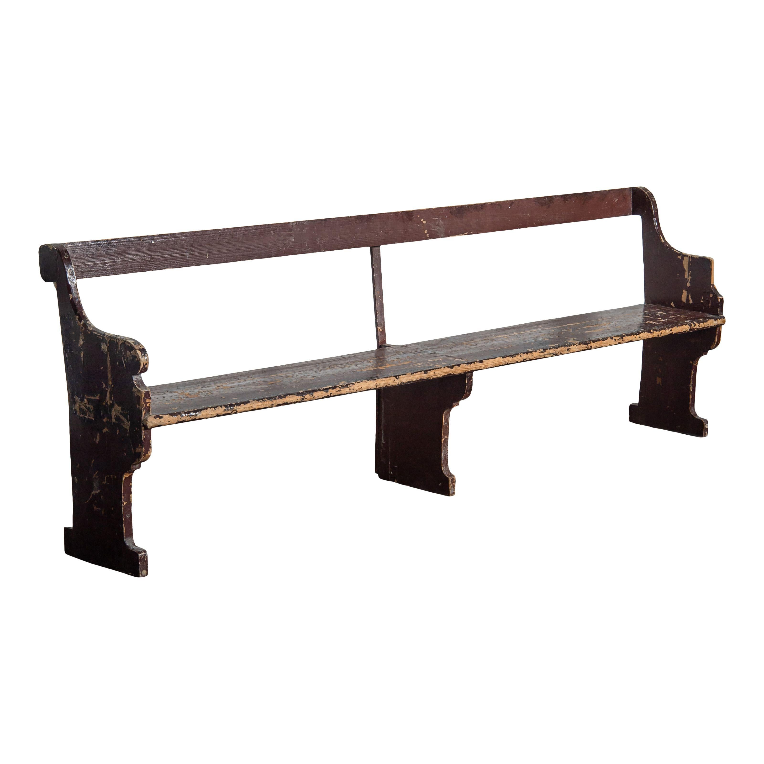 Banc d'église vintage en bois. Ce banc présente une construction simple et une belle patine due à la peinture écaillée, ce qui en fait une pièce vintage charmante et intemporelle. Cette pièce est un complément parfait à tout espace, en particulier