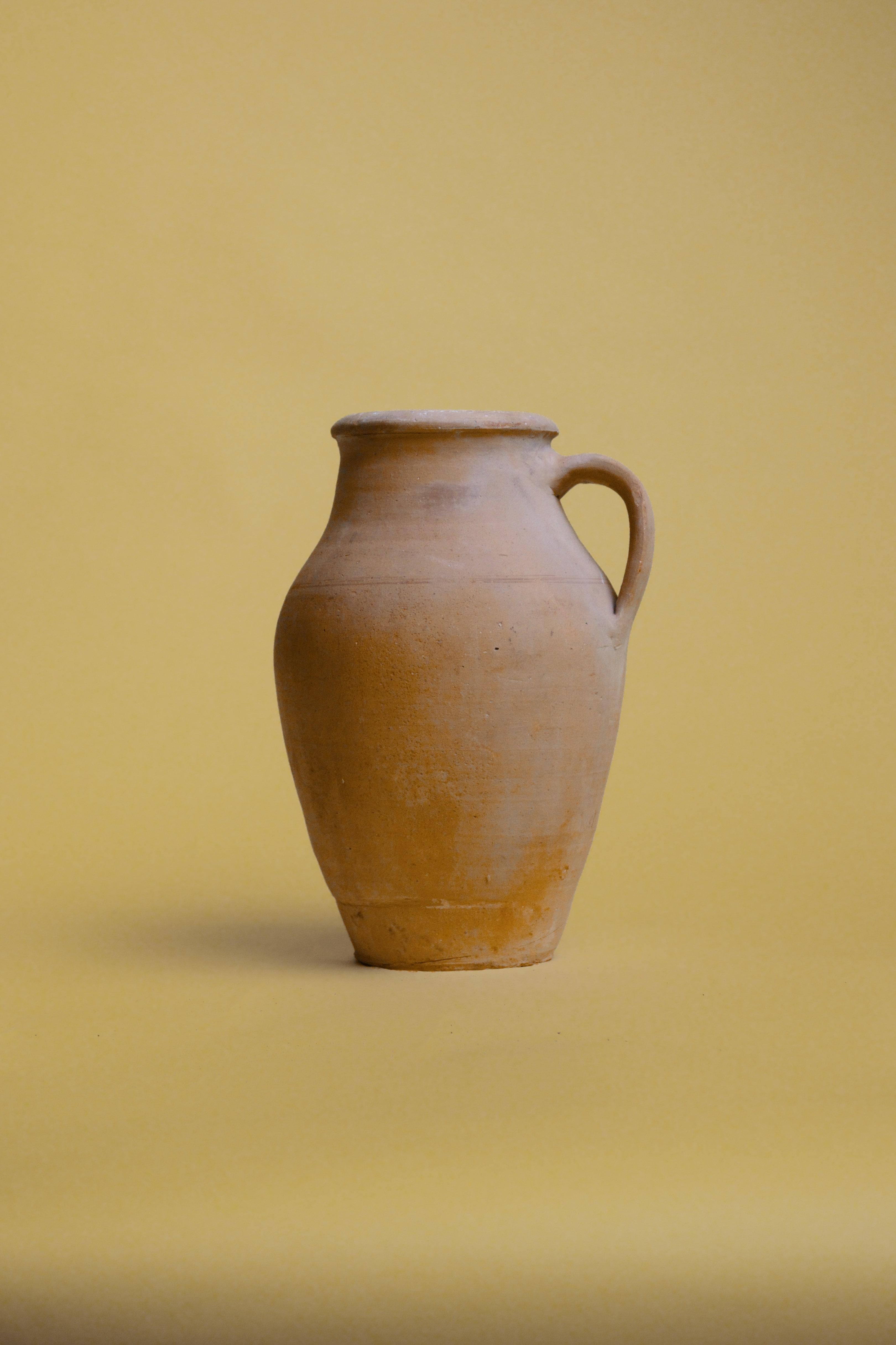 Jarra de barro vintage del siglo XX, Jarrón mediterráneo artesanal Turco en venta