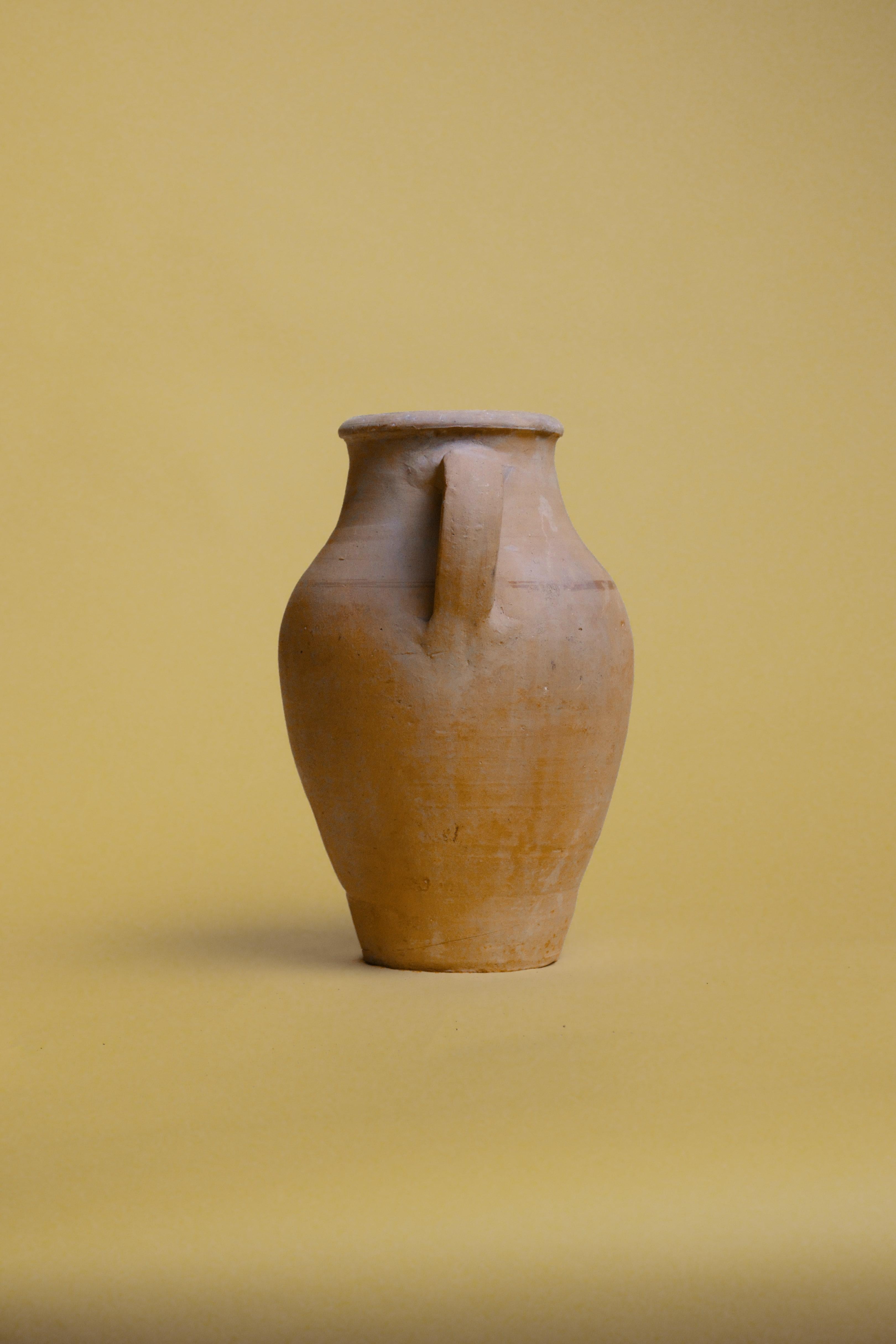 Jarra de barro vintage del siglo XX, Jarrón mediterráneo artesanal Tallado a mano en venta