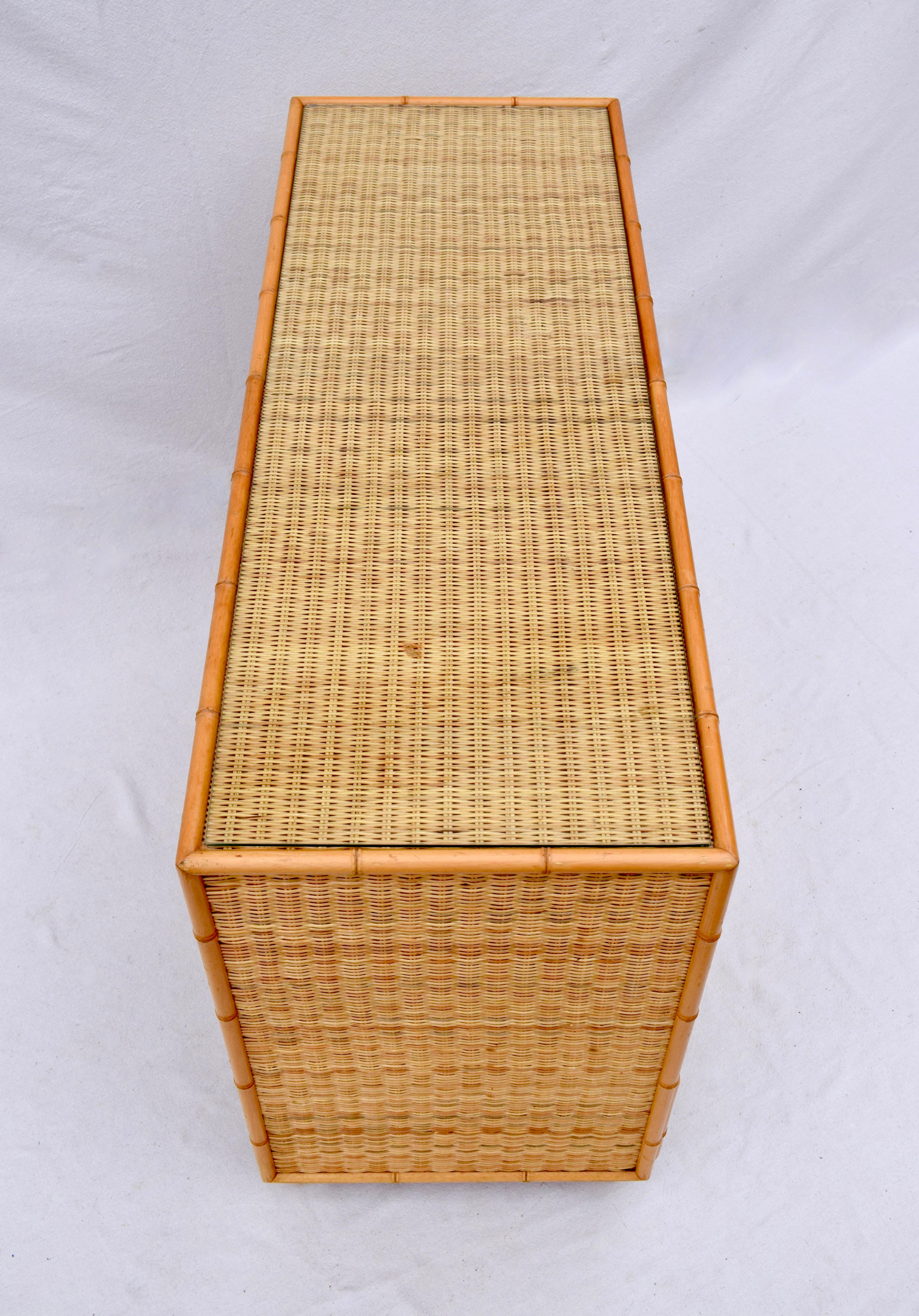Vintage Coastal-Kommode aus gewebtem Rattan des 20. Jahrhunderts (Bambus) im Angebot