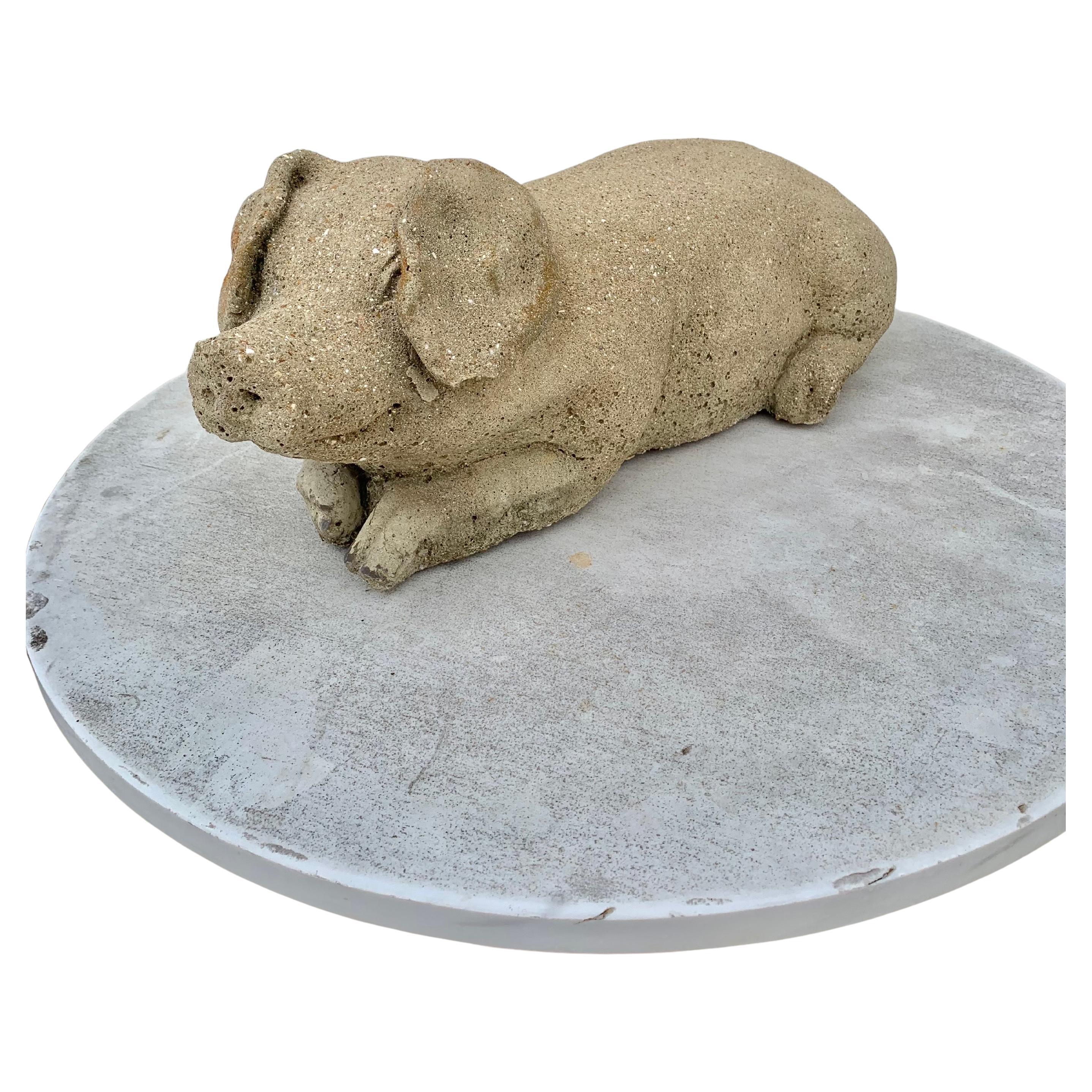 Decora una encimera de cocina o un patio con este adorable cerdo de hormigón. Hecho de hormigón, el cerdo tiene un acabado de rica textura desgastada y una maravillosa pátina. Para uso interior o exterior. Se han colocado almohadillas de fieltro en