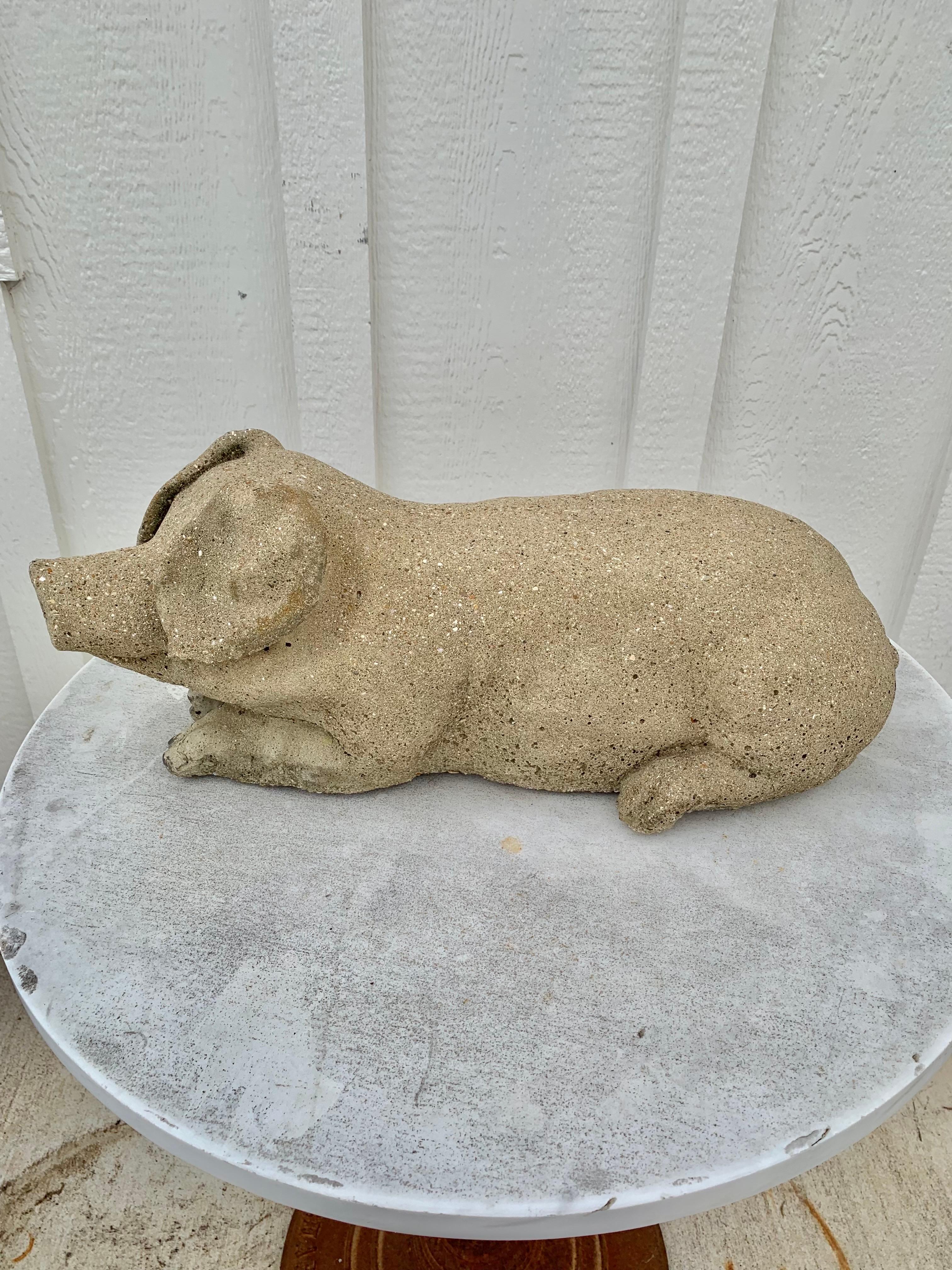 Estatua de cerdo de jardín de hormigón del siglo XX Estadounidense en venta