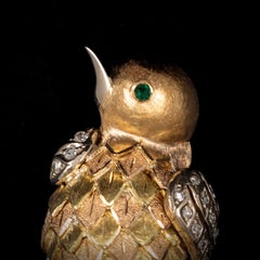 20th Century Vintage Diamond Emerald Bird 19.2kt Tricolor Gold Portuguese Brooch