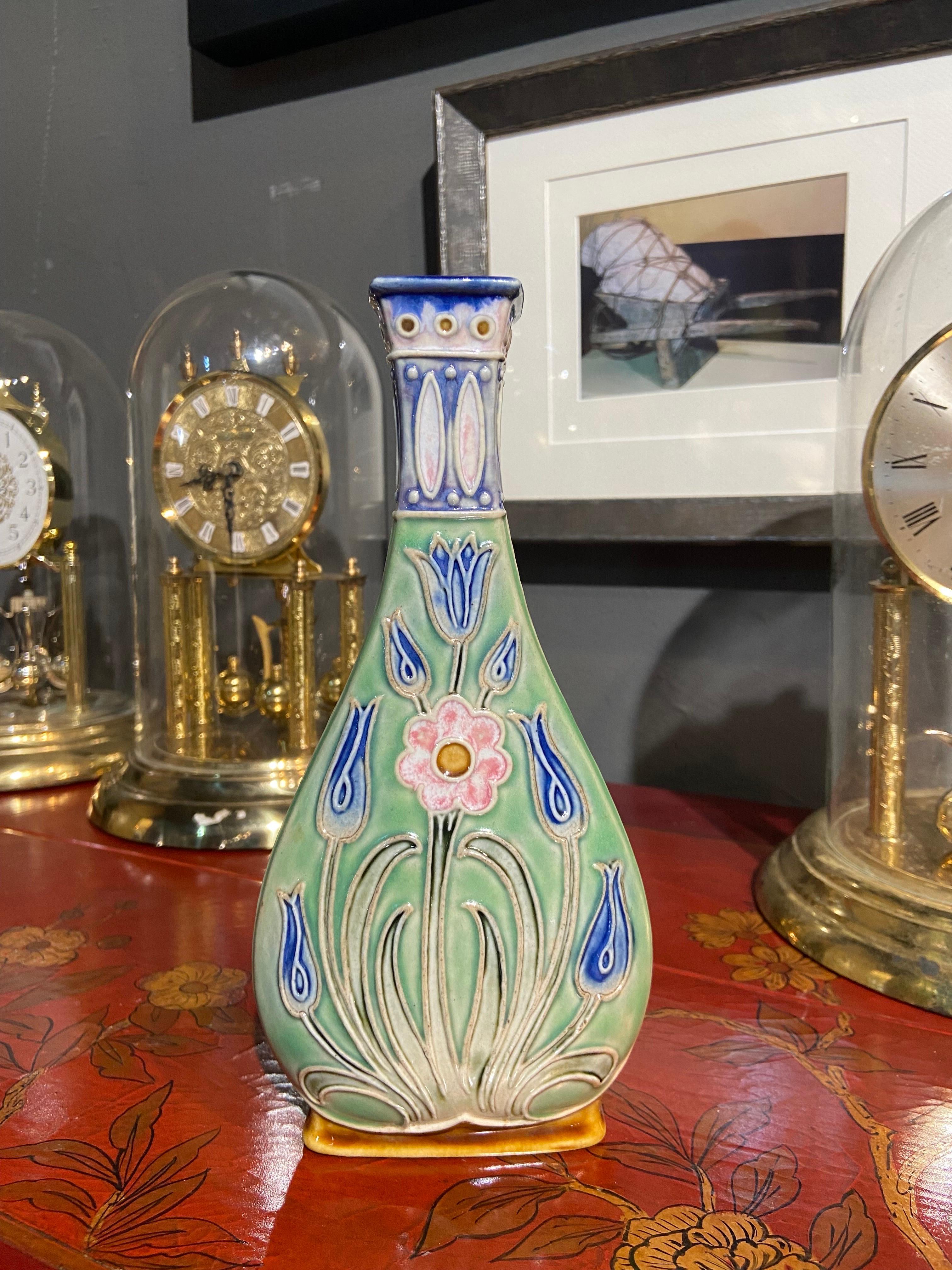 Un rare et étonnant vase Doulton Lambeth Art Nouveau décoré en thème floral en bleu clair et vert. Le vase porte la marque Royal Doulton Lambeth ainsi que le numéro 7759.
Angleterre.